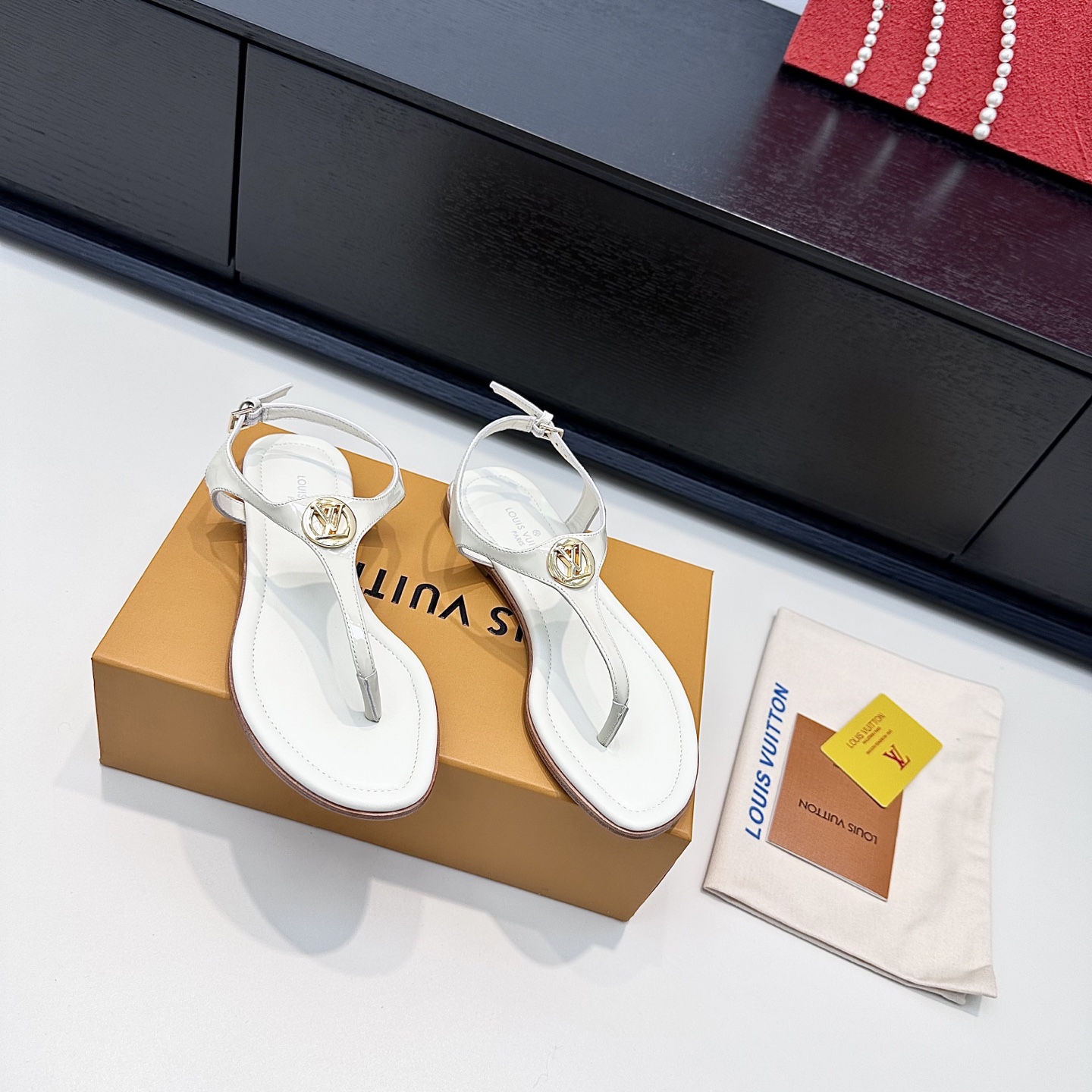 LOUIS VUITTON  金屬標夾趾人字平底涼鞋 舒適百搭-頂級版本