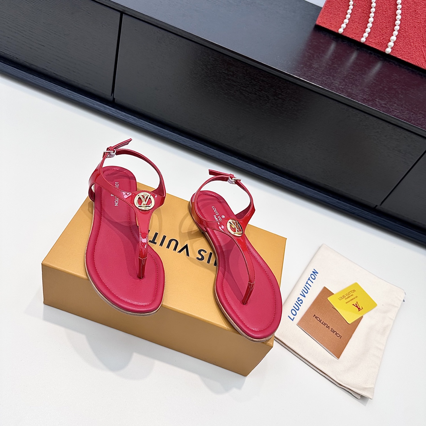 LOUIS VUITTON  金屬標夾趾人字平底涼鞋 舒適百搭-頂級版本
