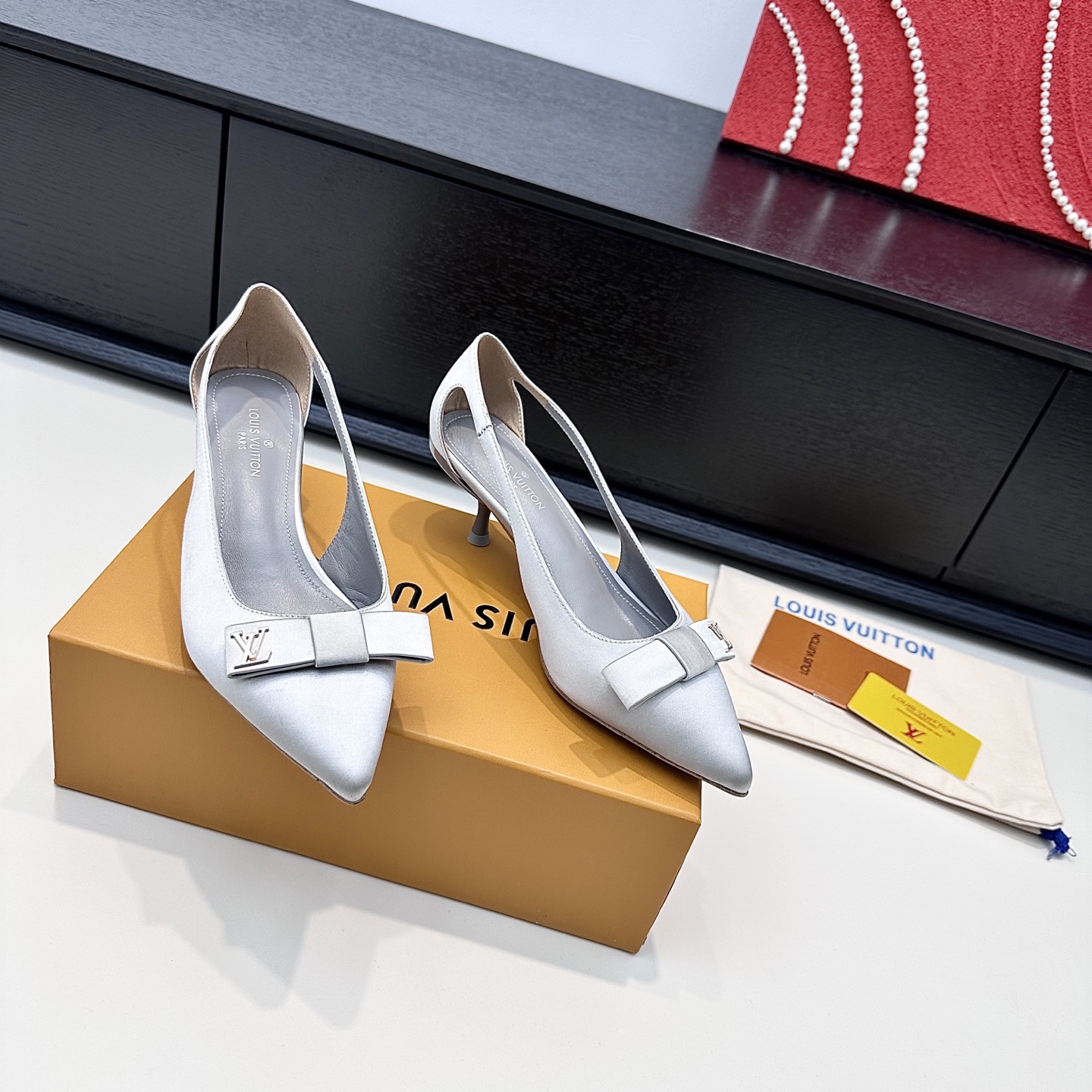 LOUIS VUITTON Escarpins Élégance Minimaliste - Version Premium