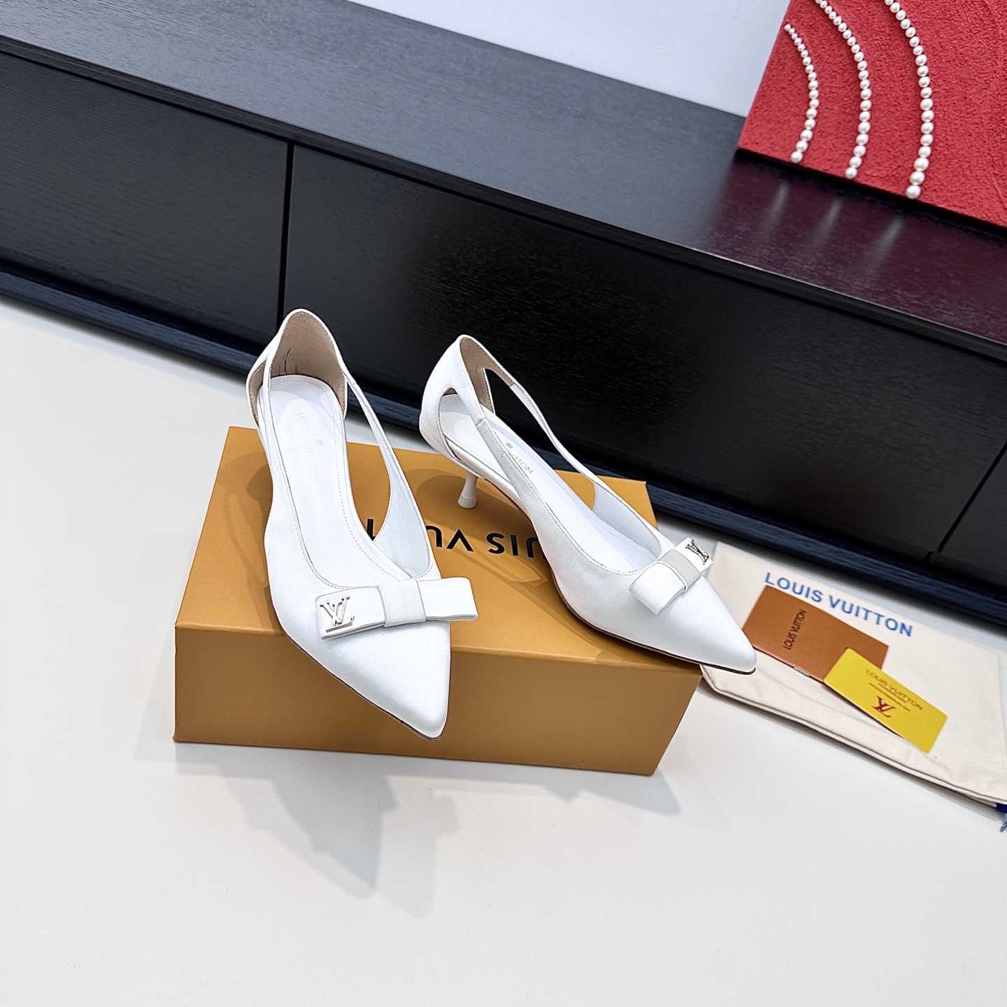 LOUIS VUITTON Escarpins Élégance Minimaliste - Version Premium