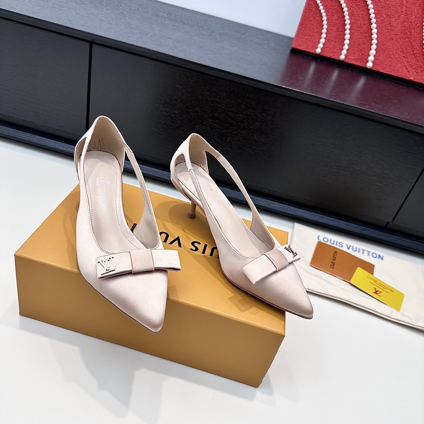 LOUIS VUITTON Escarpins Élégance Minimaliste - Version Premium