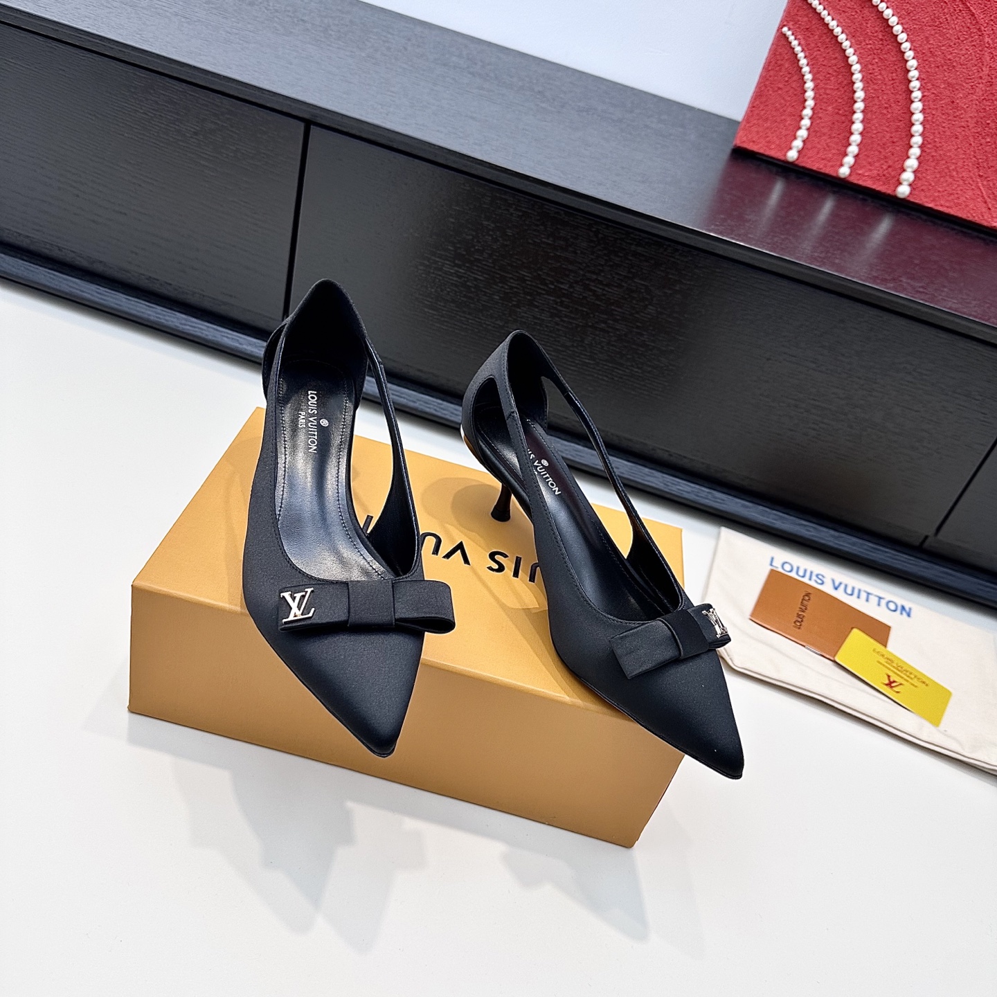 LOUIS VUITTON Escarpins Élégance Minimaliste - Version Premium