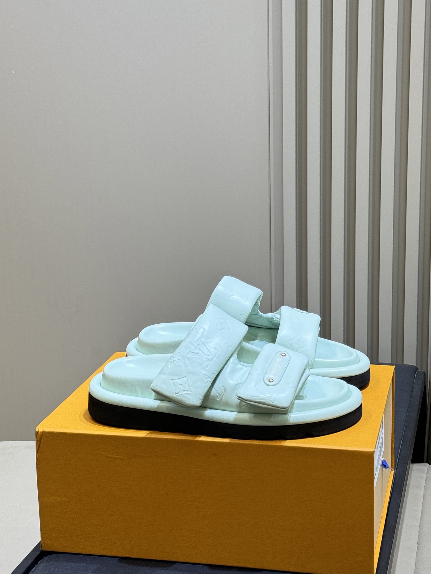 LOUIS VUITTON Unisex Slippers Simple and Fashionable - Premium Version