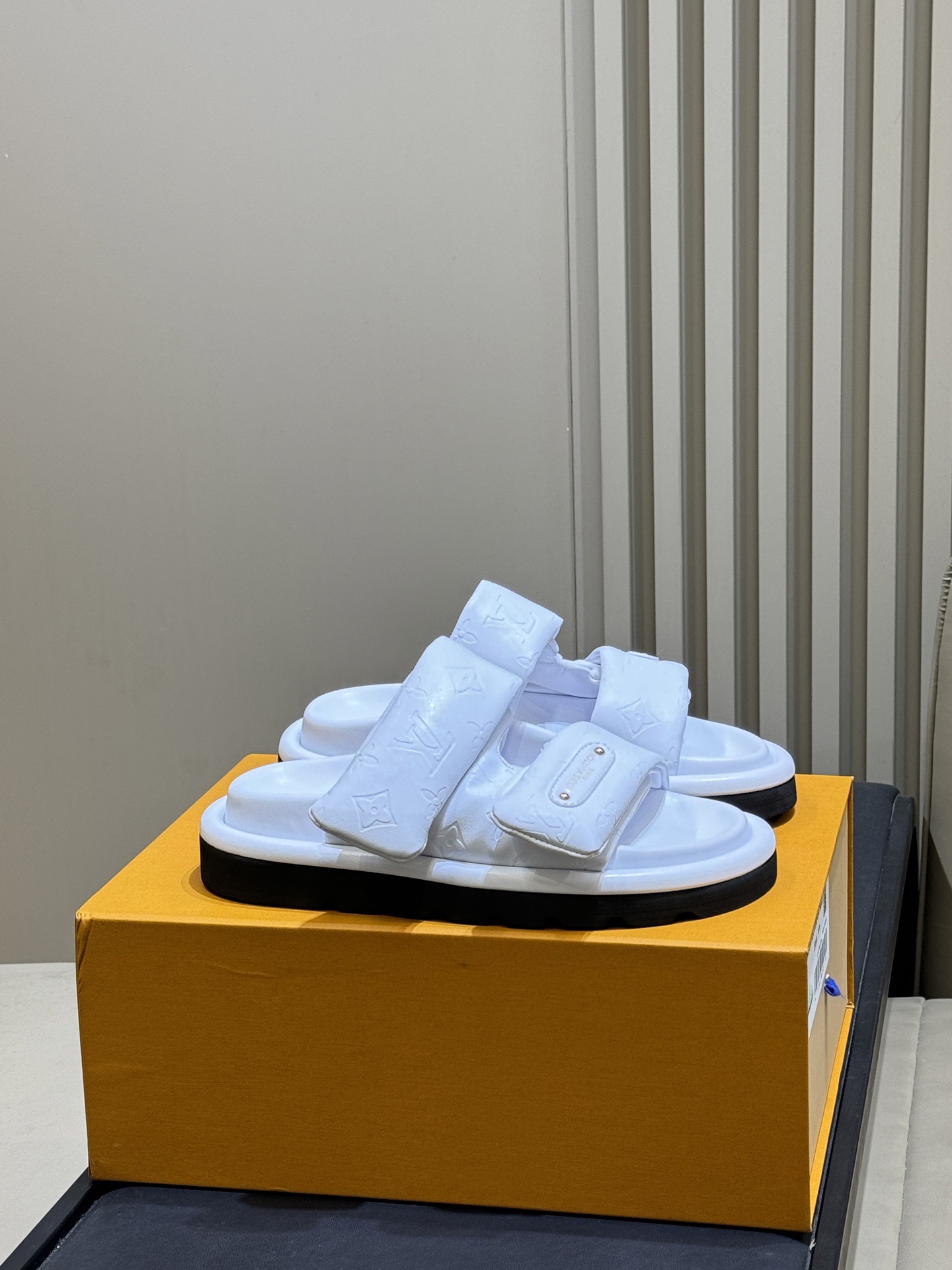 LOUIS VUITTON Unisex Slippers Simple and Fashionable - Premium Version