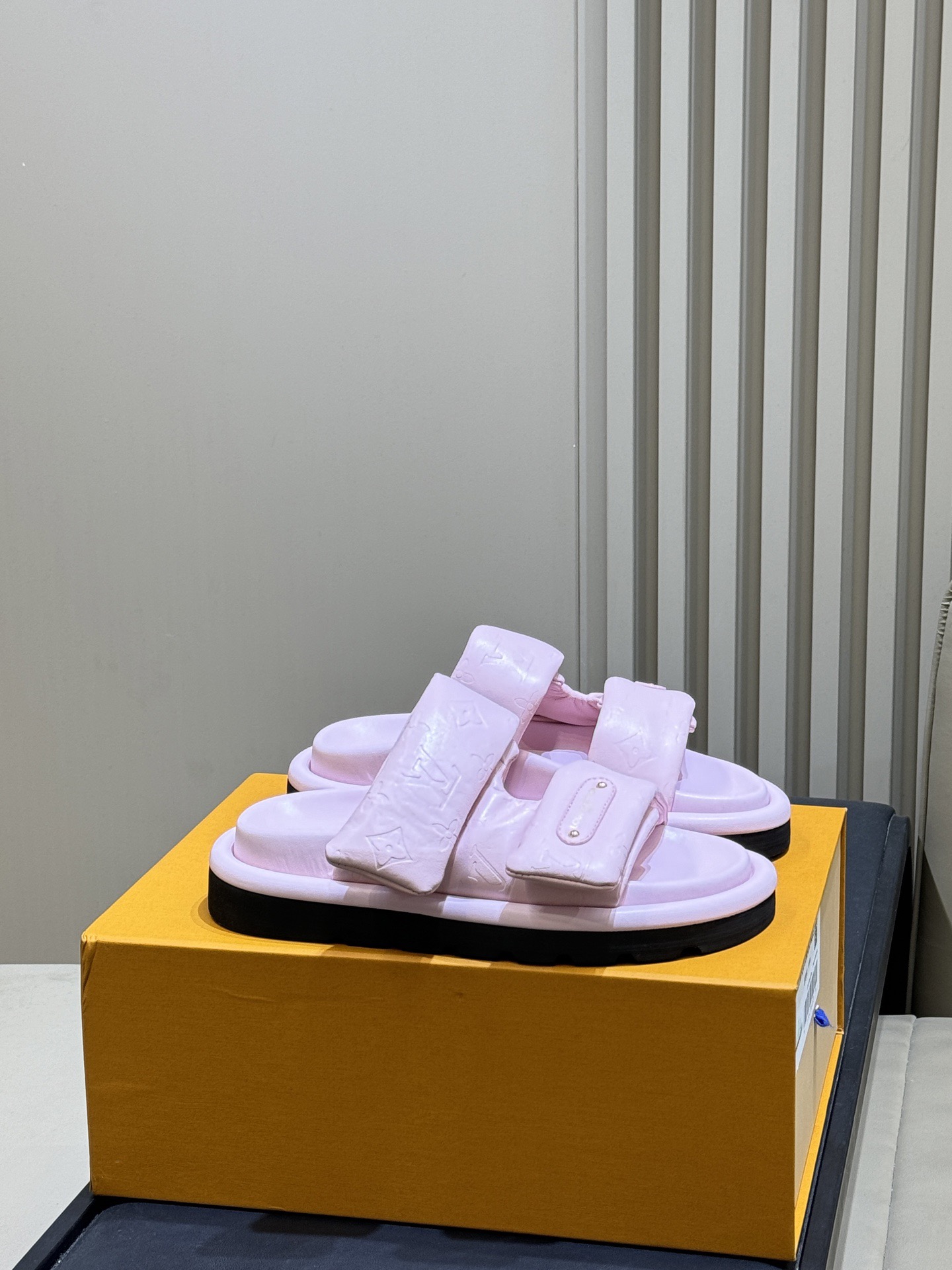 LOUIS VUITTON Unisex Slippers Simple and Fashionable - Premium Version