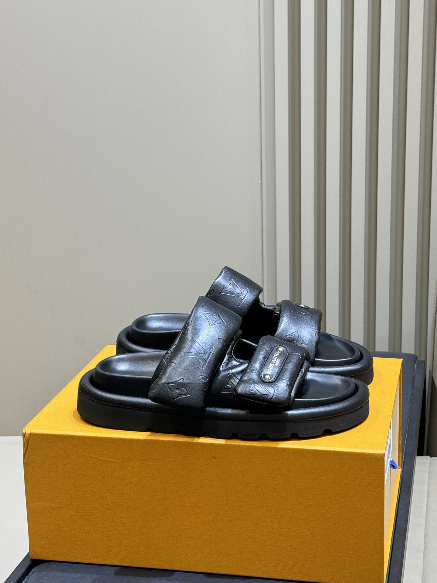 LOUIS VUITTON Unisex Slippers Simple and Fashionable - Premium Version