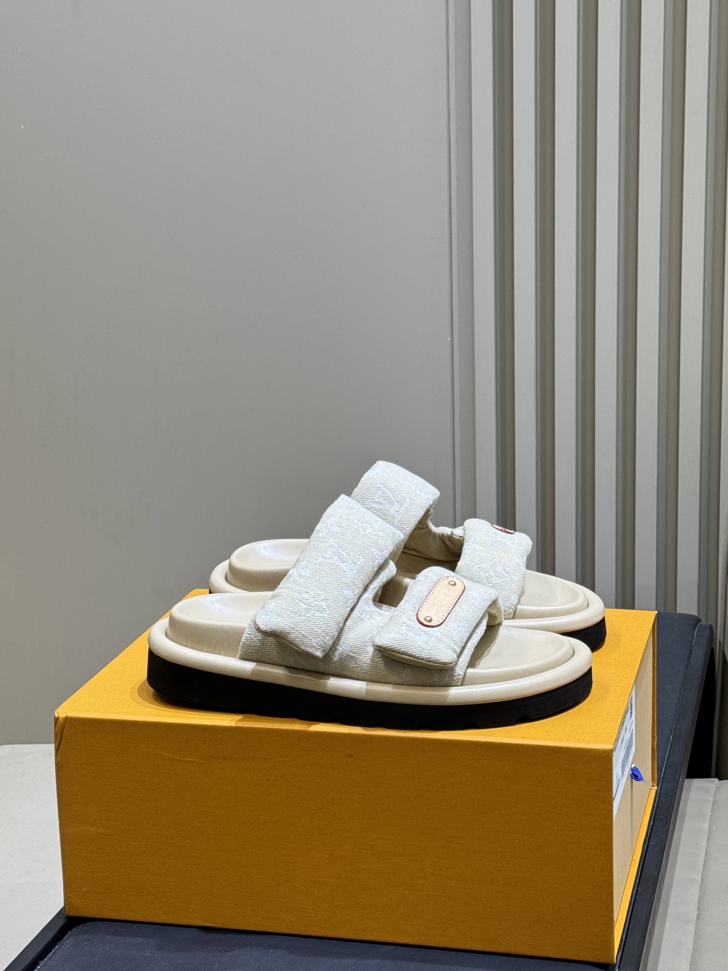 LOUIS VUITTON Unisex Slippers Simple and Fashionable - Premium Version