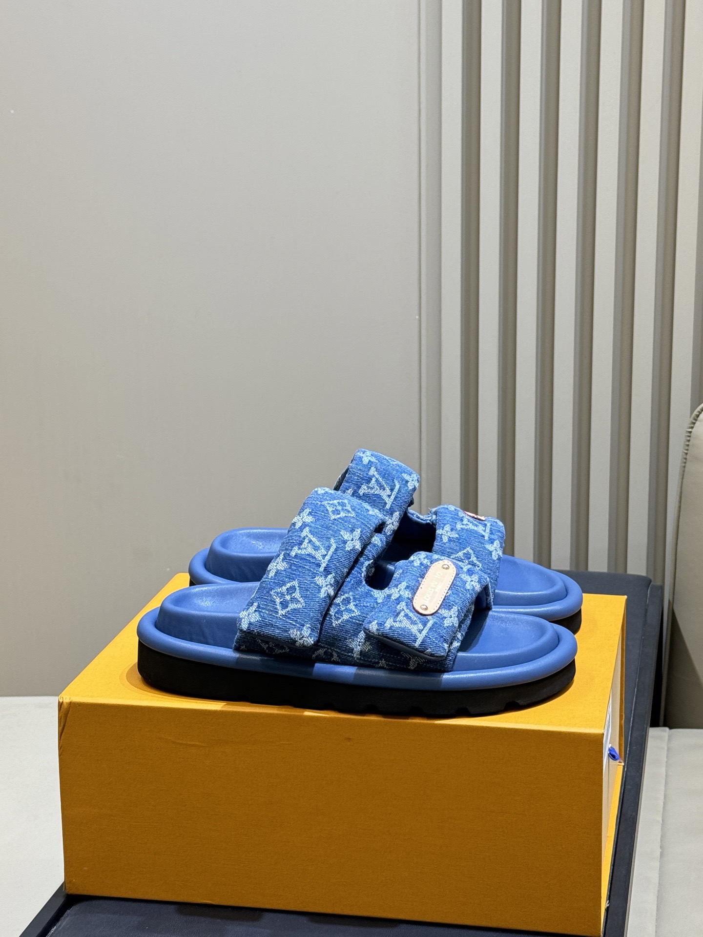 LOUIS VUITTON Unisex Slippers Simple and Fashionable - Premium Version