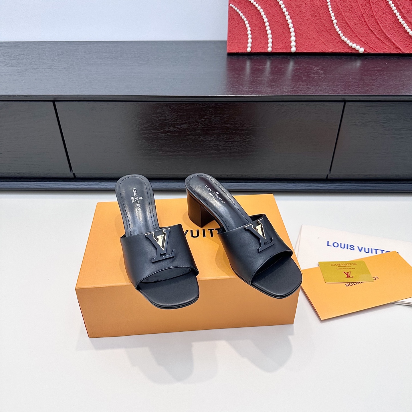 LOUIS VUITTON mules à boucle V, confortables et tendance - version premium