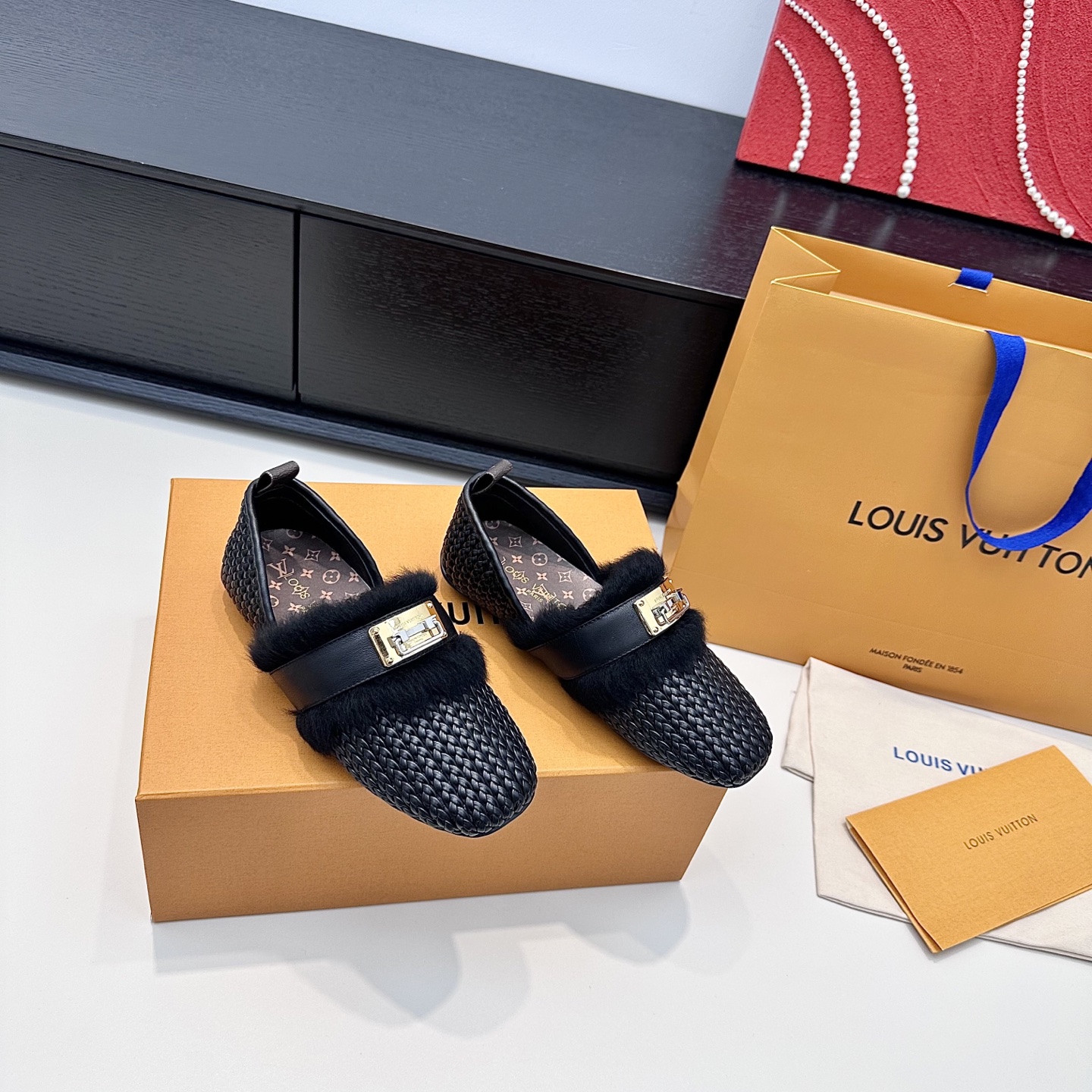 LOUIS VUITTON Mary Jane Shoes - Simple and Elegant - Premium Version