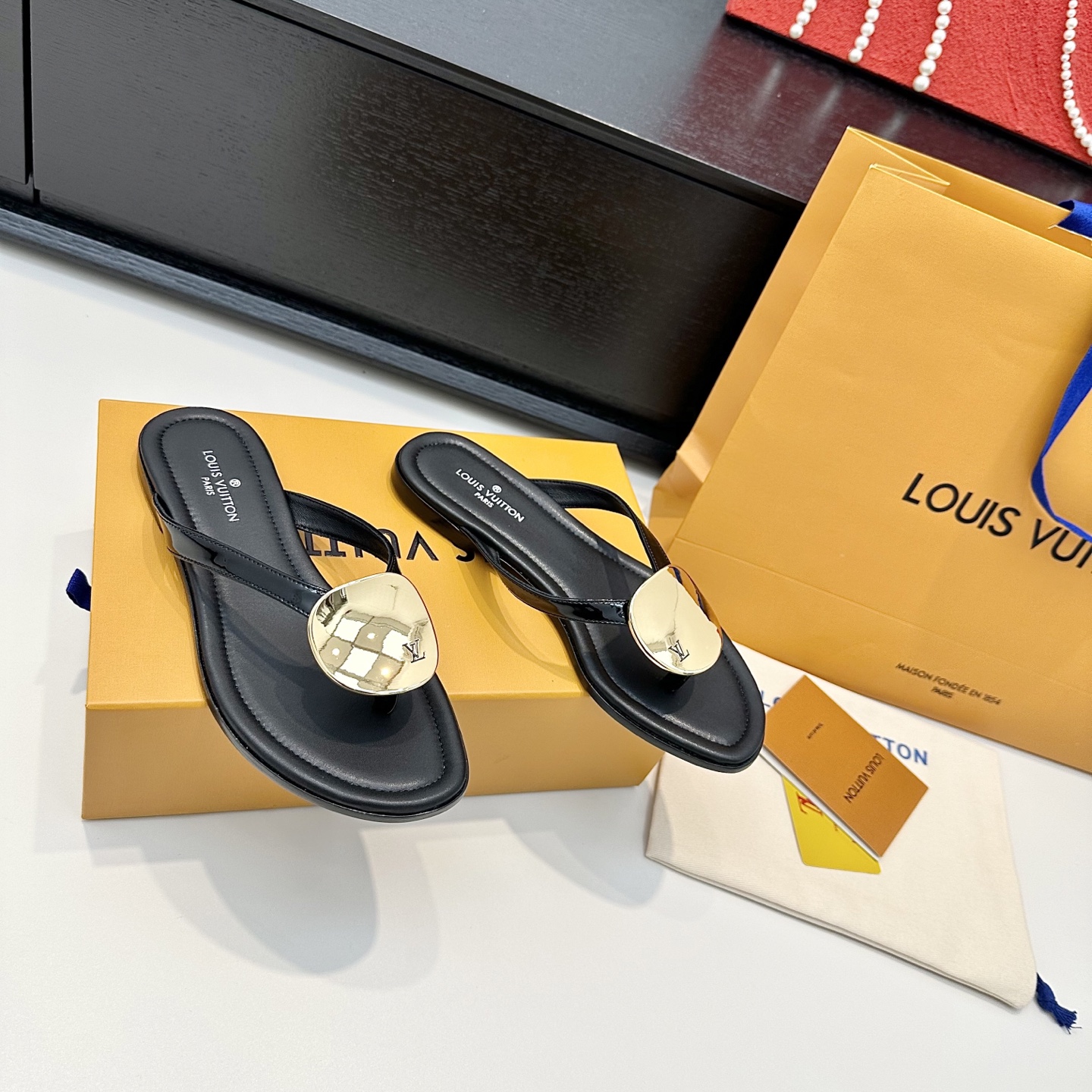 LOUIS VUITTON Round Buckle Flat Slide Sandals Comfortable and Versatile - Top Version