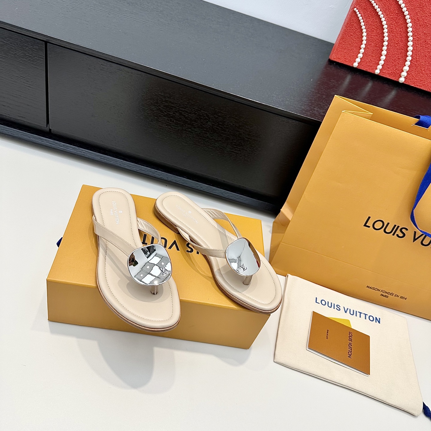 LOUIS VUITTON Round Buckle Flat Slide Sandals Comfortable and Versatile - Top Version