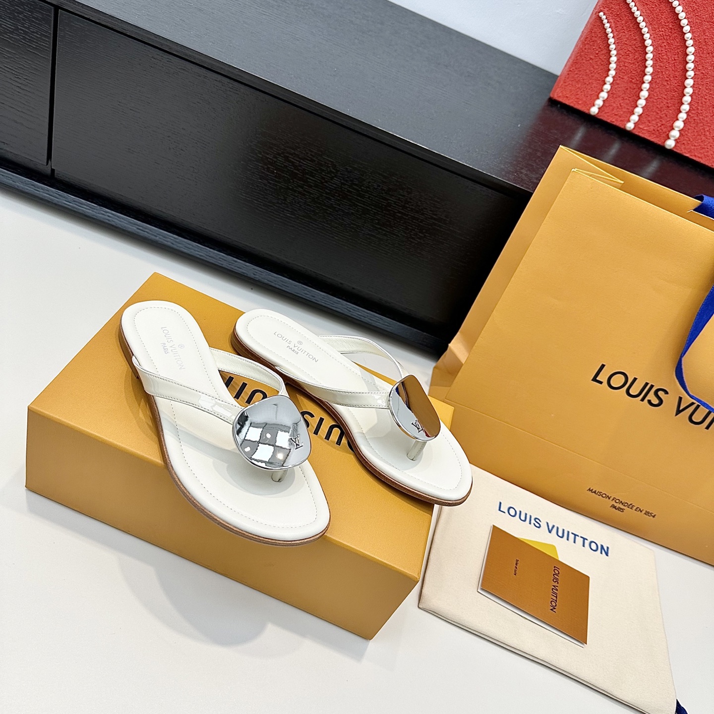 LOUIS VUITTON Round Buckle Flat Slide Sandals Comfortable and Versatile - Top Version