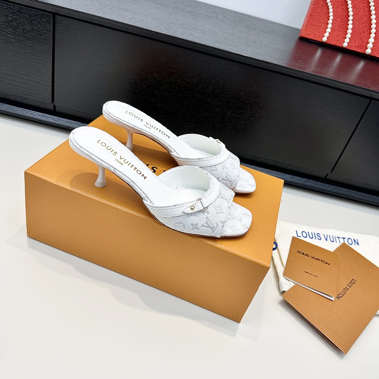 LOUIS VUITTON sandales à talon chat blanc tricolore, élégance raffinée - version premium