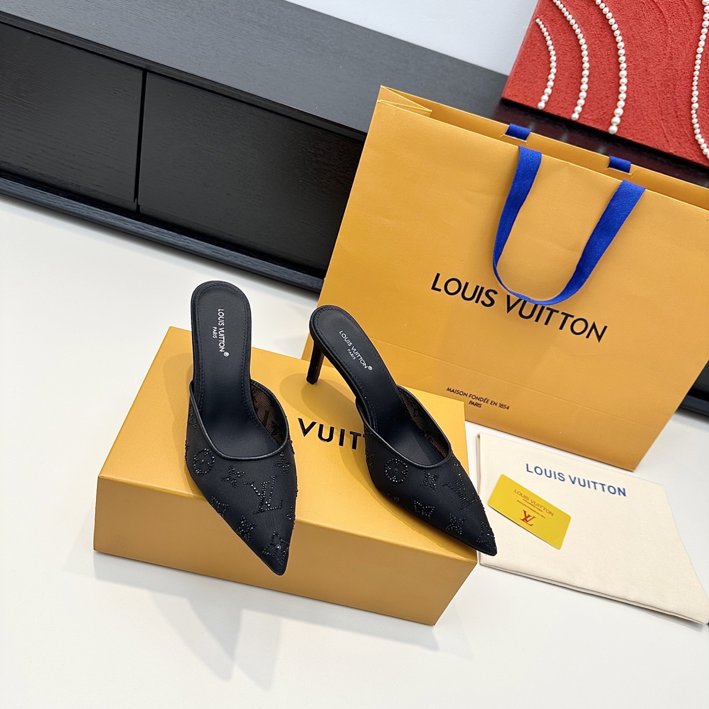 NO:906004,LV's new heavy-duty mesh hot-drilled point-toe high-heeled half-drag sandals, classic elements + sparkling rhinestones, the upper feet look slimmer and more aura, can be worn for commuting and dating, multiple colors are available to suit different styles of wear, exquisite girls' shoe cabinets just need ~ Heel height: 7.5cm, regular size: 35-39, custom-made 34.40.41.42, half-drag high heels, louis vuitton, louis vuitton, louis  vuitton,sandals,high heels19860909LV驴家新款 重工网纱烫钻尖头高跟半拖凉鞋,经典元素+闪耀钻面,上脚显瘦提气场,通勤约会都能穿,多色可选适配不同风格穿搭,精致女生鞋柜刚需款～跟高:7.5cm 正码:35-39订做34.40.41.42,半拖高跟鞋,louis vuitton,louis vuitton,louis vuitton,sandals,high heels,Women's Shoes