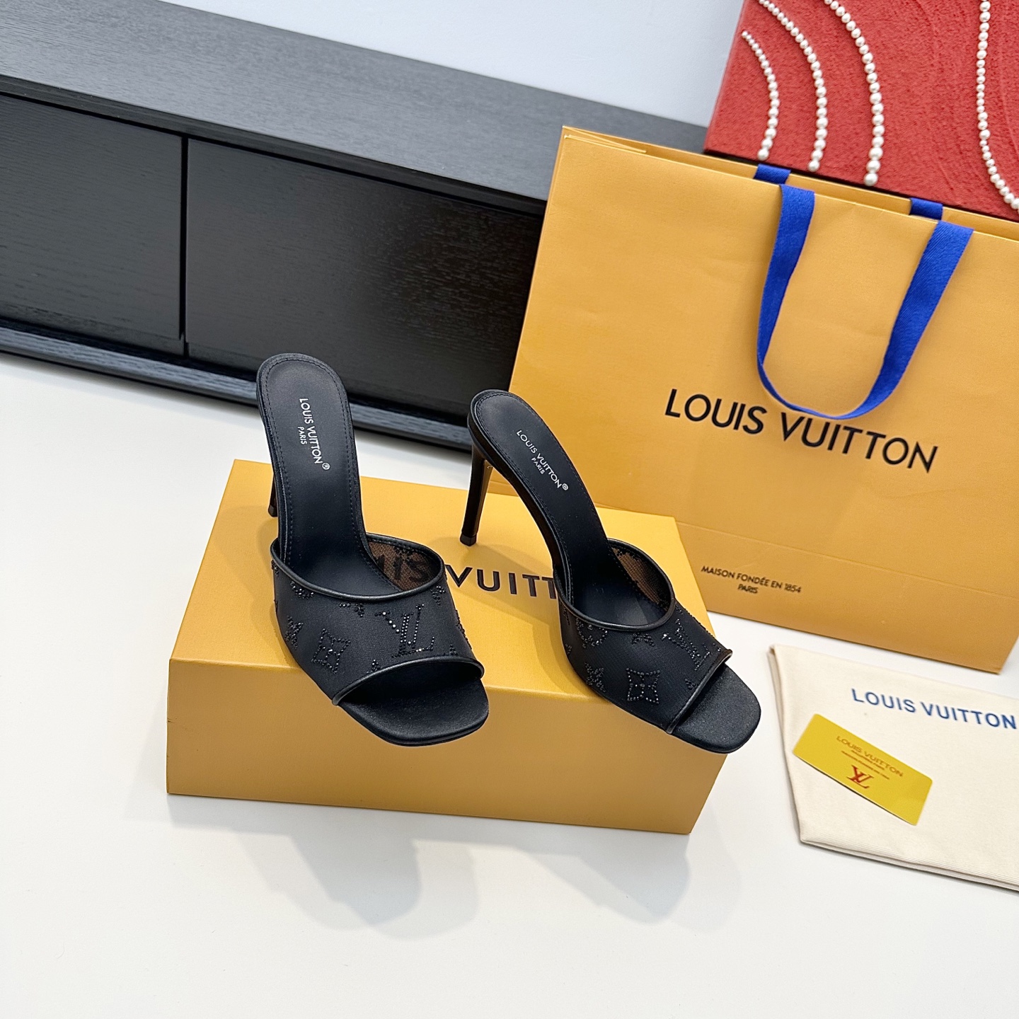NO:905998,LV Donkey brand's new one-line mesh hot-drilled stiletto sandals, relaxed and elegant. The light steps have a fine sheen, and the lazy mules can easily capture the atmosphere of a celebrity, integrating exquisiteness into summer daily life. Heel height: 7.5cm 9.5cm. Regular size: 35-39. Customized 34.40.41.42, high-heeled shoes and slippers, louis vuitton, louis vuitton, high  heels,slippers19860909LV 驴牌新款 一字网纱烫钻细跟凉拖鞋, 松弛贵气 轻抬步履自带细碎光泽,慵懒穆勒拖,轻松拿捏名媛氛围感,把精致融进夏日日常 跟高:7.5cm 9.5cm 正码:35-39订做34.40.41.42,高跟鞋拖鞋,louis vuitton,louis vuitton,high heels,slippers,Women's Shoes