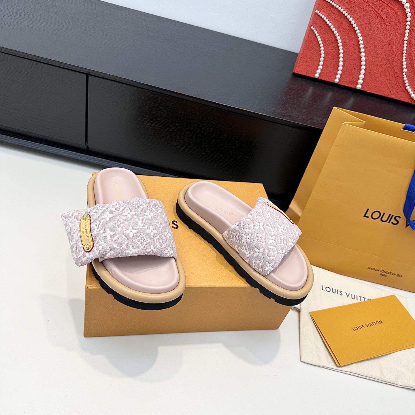 LOUIS VUITTON Unisex Slippers Simple and Fashionable - Premium Version