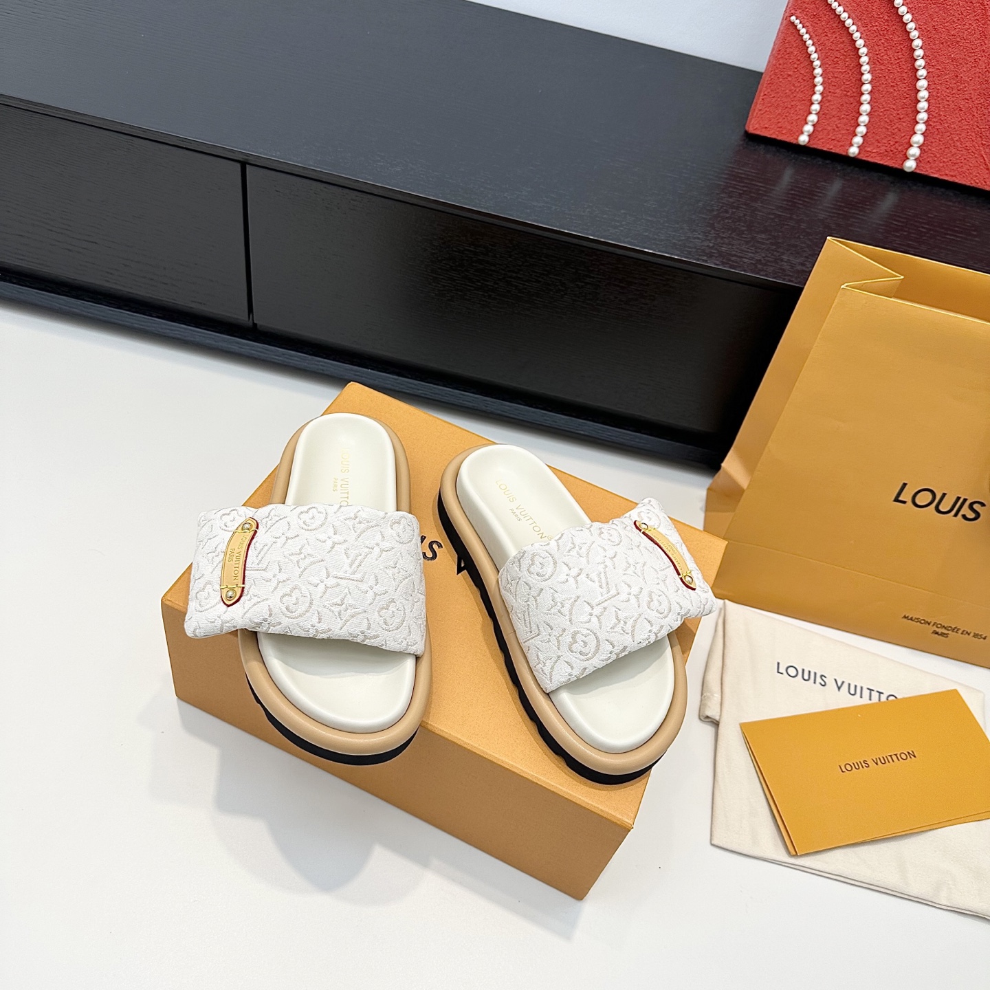 LOUIS VUITTON Unisex Slippers Simple and Fashionable - Premium Version