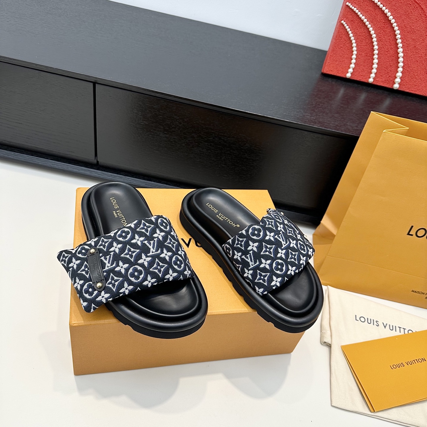 LOUIS VUITTON Unisex Slippers Simple and Fashionable - Premium Version