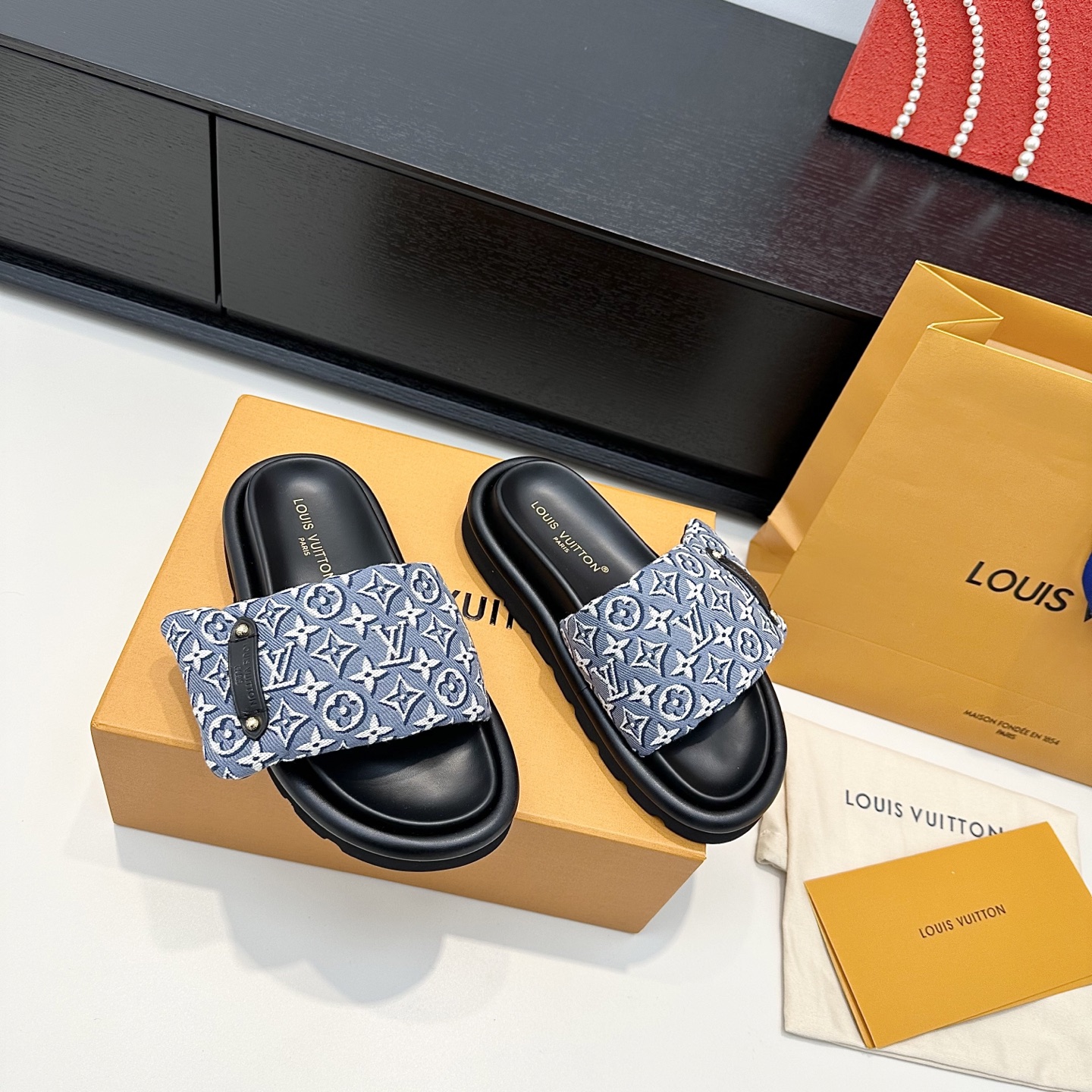 LOUIS VUITTON Unisex Slippers Simple and Fashionable - Premium Version