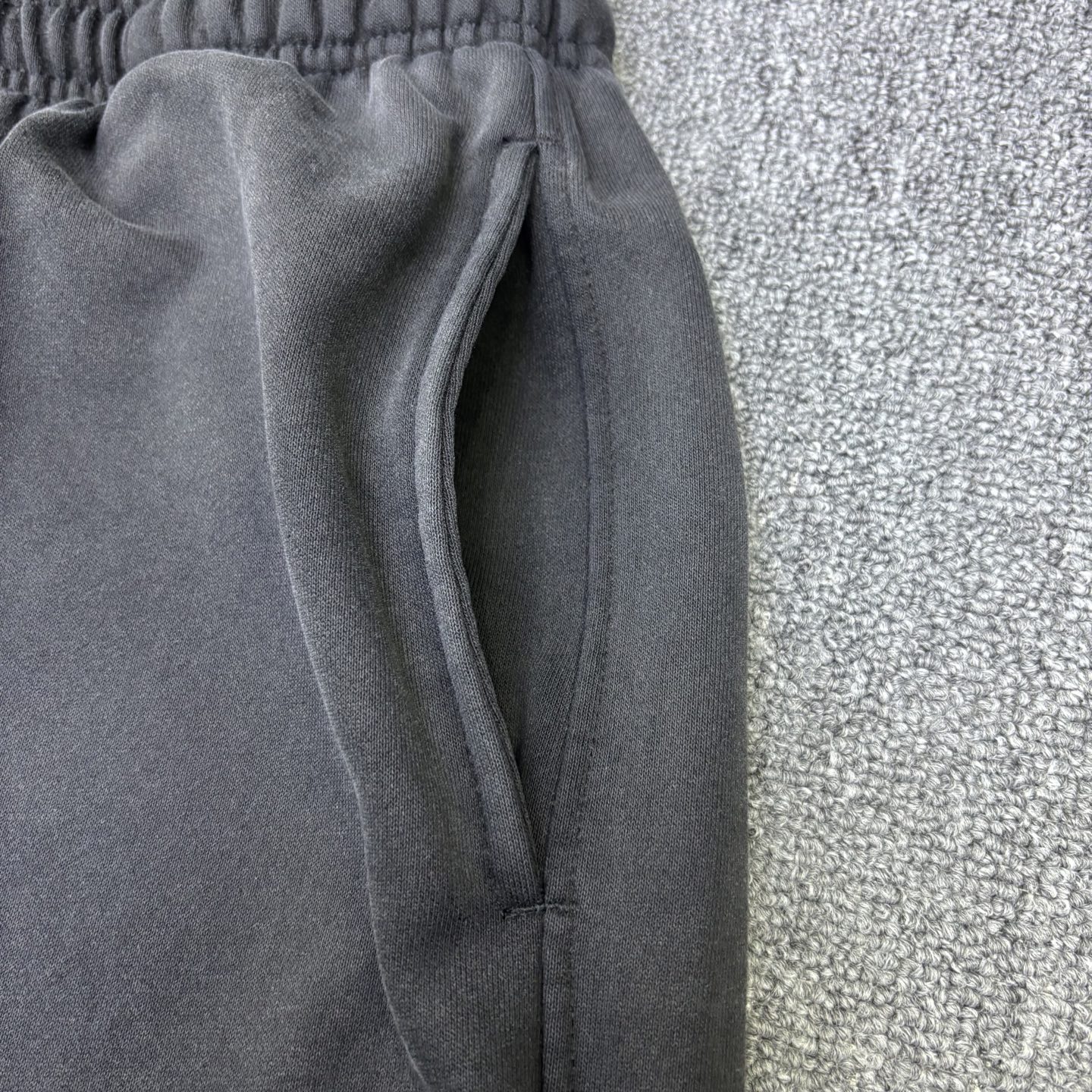 스톤아일랜드 손상 가공 캐주얼 스웨트팬츠 50911 이미지 9