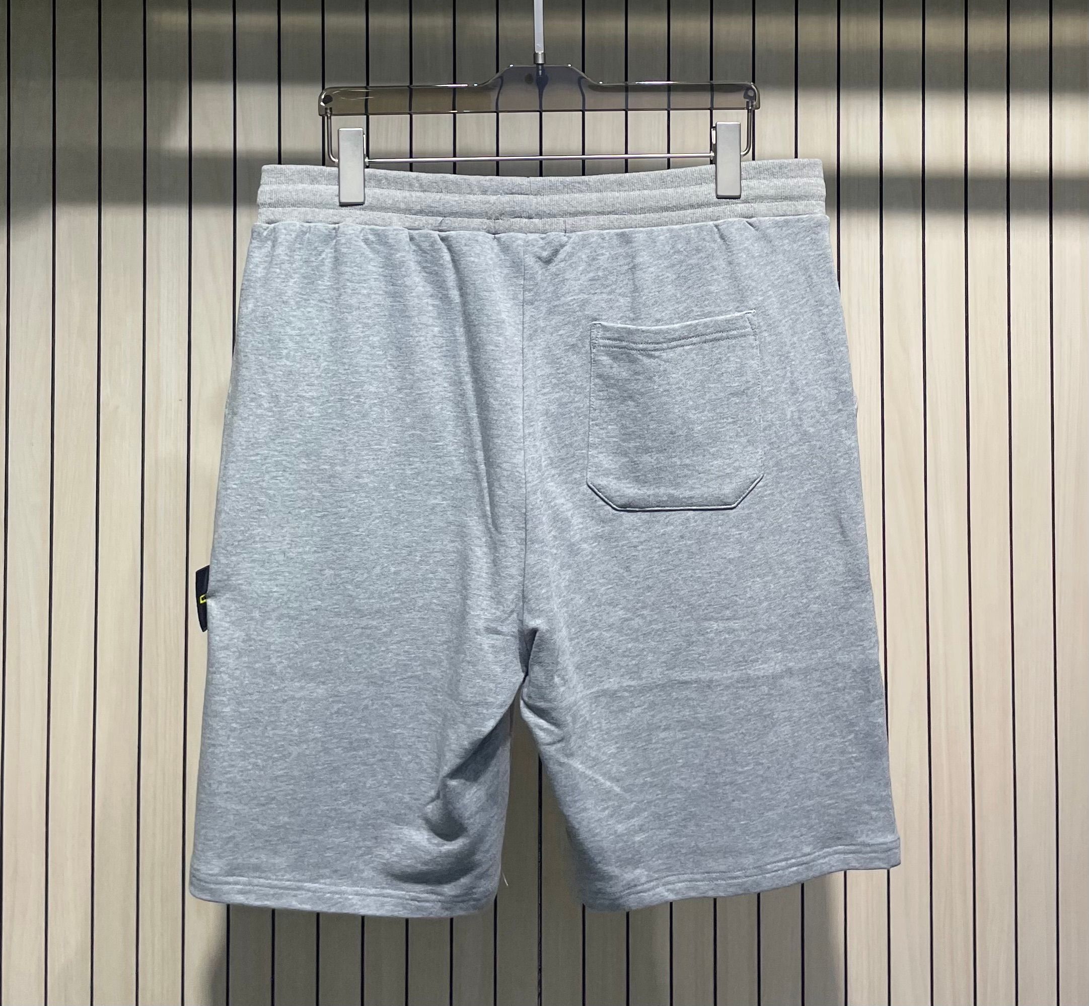 스톤아일랜드 뉴로고 허리 밴드 남성 반바지 상세 이미지 3