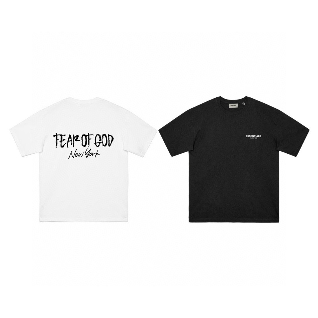 \nFEAR OF GOD FOG ESSENTIAL 纽约限定字母 logo印花圆领短袖T恤\n\n\nColor：黑色 白色 \n\nSize：S M L XL\n\nNumber：EZ\n\n原版一致 采用ZSg 支双纱棉面料 \n经过水洗刷毛处理 手感柔软舒适\n\n后背PVC材质经典皮标胶牌 \n\n全新双层领标设计 表面字母立体触感 \n最新原版透明硅胶尺码标 吊牌洗唛包装别针 \n一应俱全 细节到位\n\n\n【FOG】\n\n洛杉矶设计师 Jerry Lorenzo 在年创立了 Fear Of God，凭借当下大热的成衣作品，包括深受推崇的侧拉链连帽衫、法兰缄村衫、飞行员夹克和超长T恤，这个品牌迅速成为街头风格的地位象征。\nFear Of God 充分发挥优雅而又低调的基本款单品的恒久魅力，将来自从华贵服饰到日常装扮的灵感，注入到男装风潮的纯粹精髓之中。