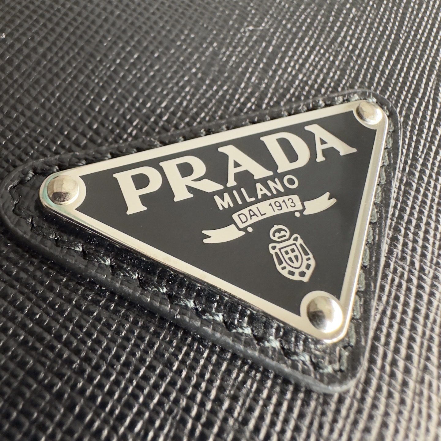 Prada Real photos of hardware details. Original hardware accessories. The engraving is clear and natural. Original factory triangle brand. The th