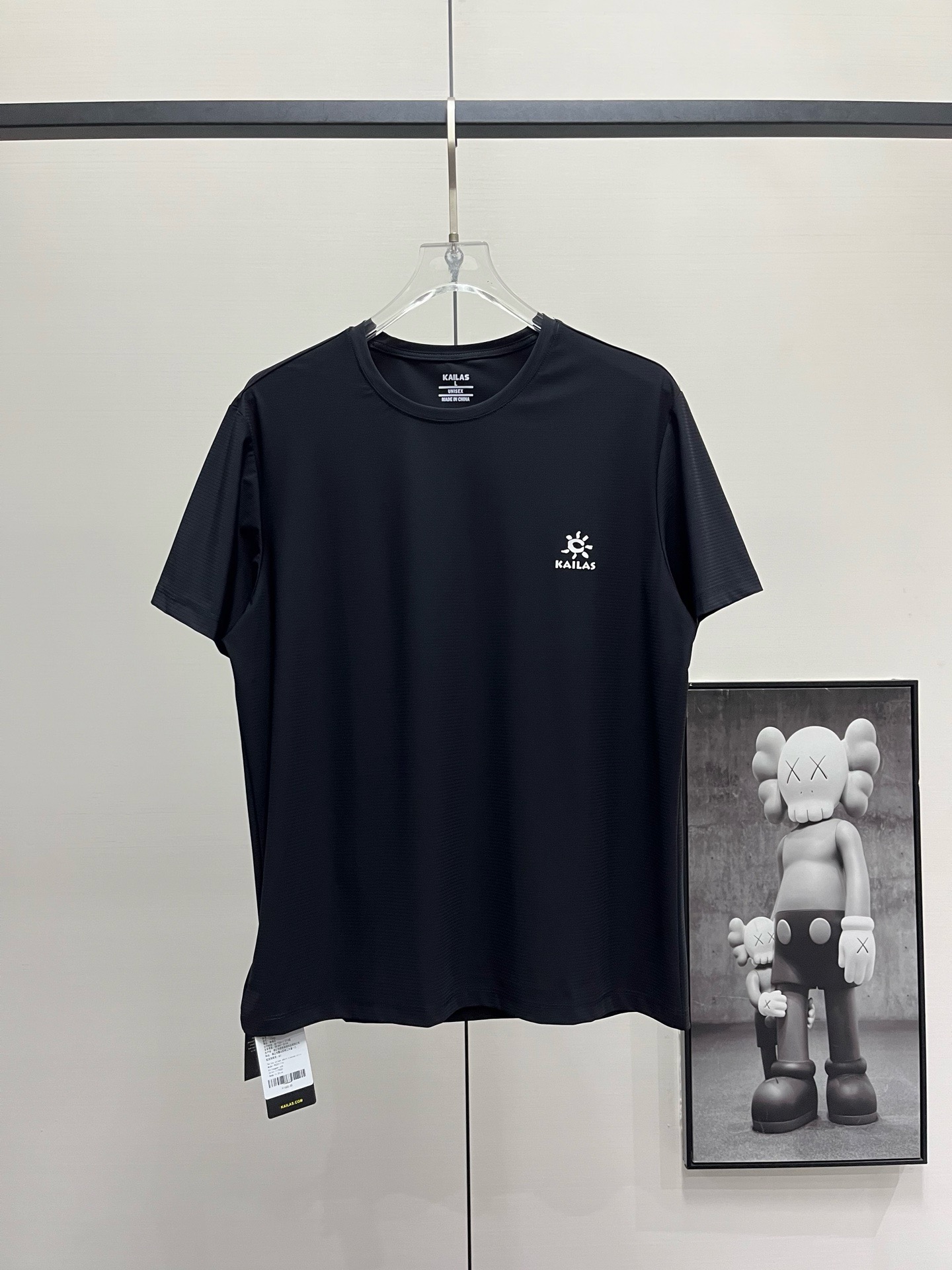 KAILAS/凯乐石 运动型抗皱冰丝速干短袖情侣款 【极地黑】 顶级品质，硅胶3D立体LOGO。会呼吸的冰爽面料，上身一秒入冬。细腻的肌理结构。 无束缚的穿着体验，其速干功能可快速导湿排汗， 保持体表干爽，利于运动中体温调节； 而抗菌特性则有效抑制细菌滋生， 降低异味产生，即使长时间运动也能保持清新。 原版肤感硅胶立体压花，品质无敌！ 工艺上，大身采用四条超长四针六线工艺， 牢固且平整，极大减少了运动时缝线对皮肤的摩擦， 同时增强了服装的耐用性。腋下部位的车工走线精细， 体现了高超的制作水准，即使是大幅度的动作也不受阻碍。 背面独特的剥开后四针六线缝制工艺， 进一步提升了整体的结构稳定性。 无论是跑步、健身，还是进行瑜伽、普拉提等运动， 这件T恤都能提供卓越的穿着体验，助力运动表现。 颜色：极地黑 星空白 size:M-XXL