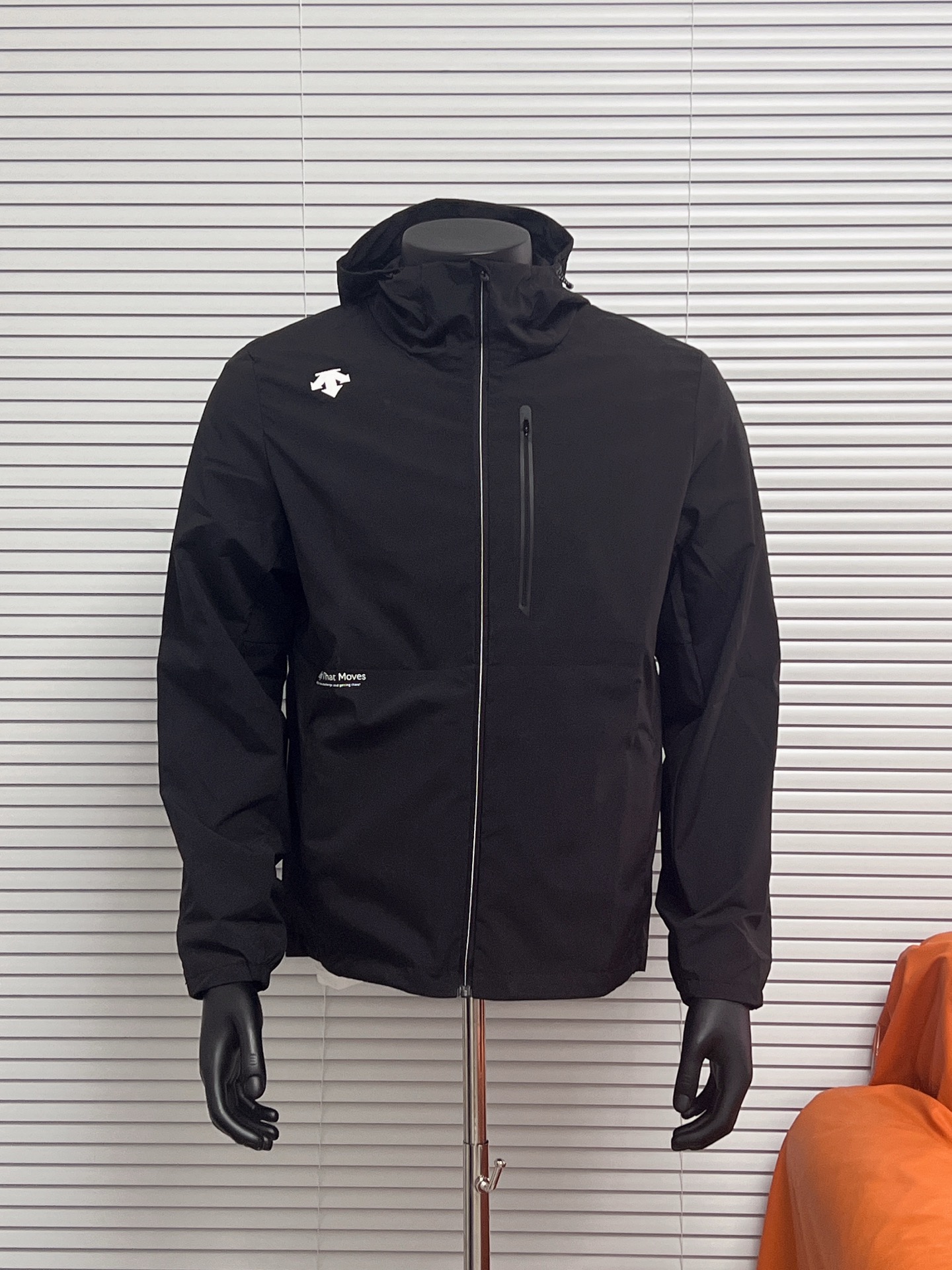 [陈伟霆同款]DESCENTE /迪桑特25年运动男士透气4D版型外套夹克上衣
经典百搭春季三色低调轻奢品顶级户外连帽运动休闲梭织夹克外套
面料：梭织户外黑科技四面弹
💥💥💥爆款推荐 25春新品 独家定制
DESCENTE特特户外连帽运动轻便夹克外套
釆用FortiusM20面料
防风、防水，透气，且较为耐磨。
轻便透气的梭织连帽运动夹克，搭配ACtve运动裁剪，其拼接剪裁与弹力性结合，上身版型立体挺括，穿着柔软舒适，
契合身形，运动或日常均可，自如穿着，适合多种场合！
 梭织面料+轻便防水 弹力，爆款预定3色齐发，一切都是那么完美，是你户外通勤的良好选择！
轻薄便捷是它的魅力所在，全面定制客供面料，上身非常帅气，肩膀处品牌logo凸现无疑！经典真心超值款 匠心设计，立体剪裁，上身很舒服，采用的面料透气性很好，可排出运动中产生的多余热量与汗水！更加透气！
版型别致好搭配，具有垂坠的手感，色牢度好，不缩水，不变形，穿着挺括，饱满有型！你值得拥有 ！！！
颜色：经典黑   白色 苹果绿
尺码：M - 3XL