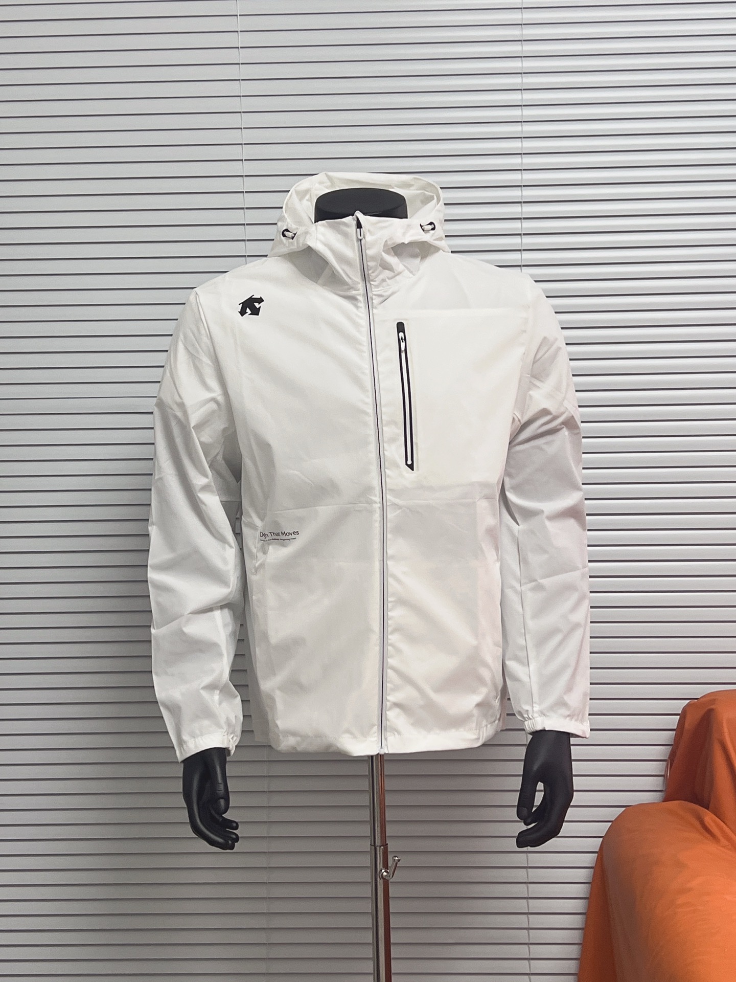 [陈伟霆同款]DESCENTE /迪桑特25年运动男士透气4D版型外套夹克上衣
经典百搭春季三色低调轻奢品顶级户外连帽运动休闲梭织夹克外套
面料：梭织户外黑科技四面弹
💥💥💥爆款推荐 25春新品 独家定制
DESCENTE特特户外连帽运动轻便夹克外套
釆用FortiusM20面料
防风、防水，透气，且较为耐磨。
轻便透气的梭织连帽运动夹克，搭配ACtve运动裁剪，其拼接剪裁与弹力性结合，上身版型立体挺括，穿着柔软舒适，
契合身形，运动或日常均可，自如穿着，适合多种场合！
 梭织面料+轻便防水 弹力，爆款预定3色齐发，一切都是那么完美，是你户外通勤的良好选择！
轻薄便捷是它的魅力所在，全面定制客供面料，上身非常帅气，肩膀处品牌logo凸现无疑！经典真心超值款 匠心设计，立体剪裁，上身很舒服，采用的面料透气性很好，可排出运动中产生的多余热量与汗水！更加透气！
版型别致好搭配，具有垂坠的手感，色牢度好，不缩水，不变形，穿着挺括，饱满有型！你值得拥有 ！！！
颜色：经典黑   白色 苹果绿
尺码：M - 3XL