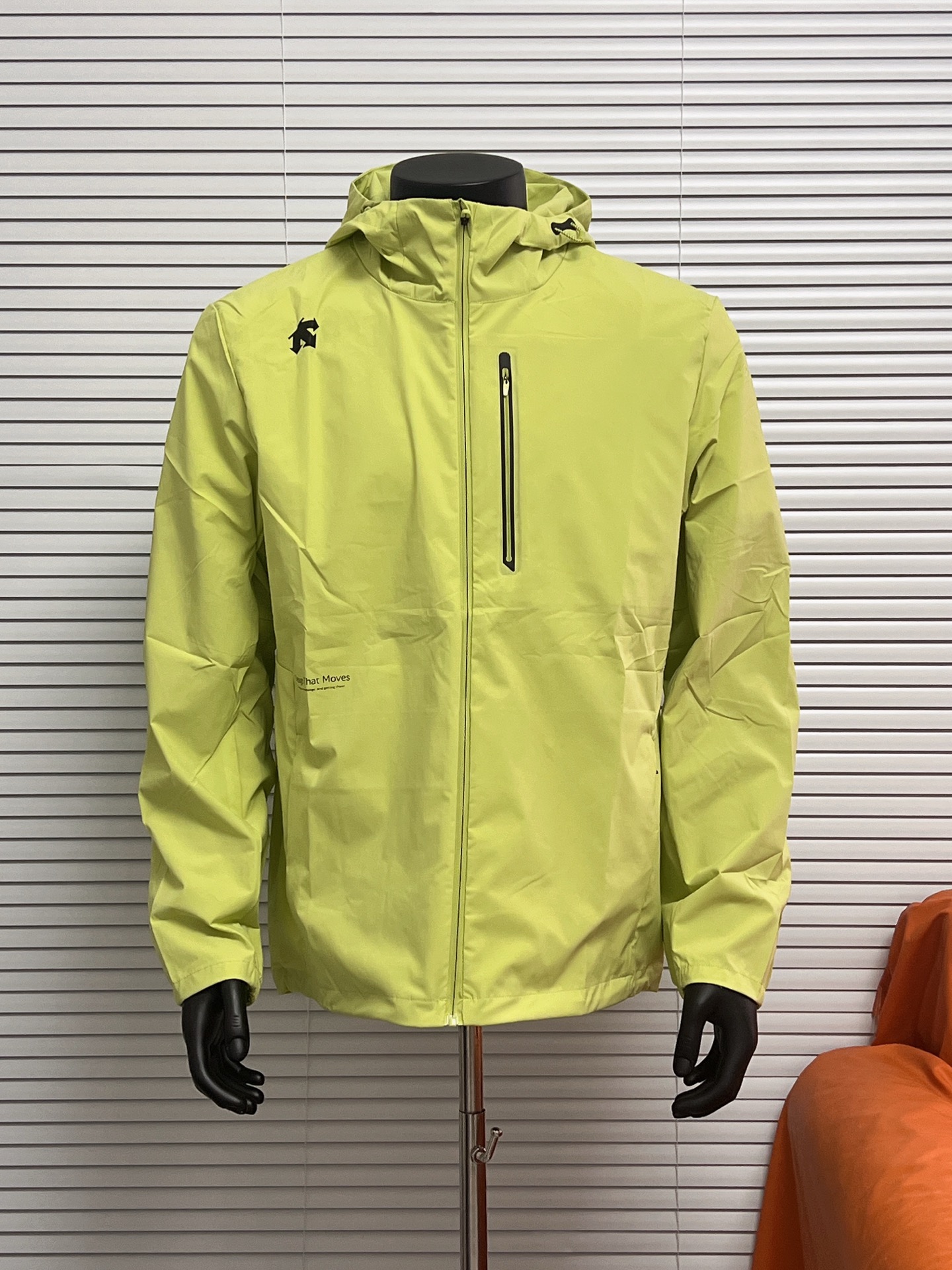 [陈伟霆同款]DESCENTE /迪桑特25年运动男士透气4D版型外套夹克上衣
经典百搭春季三色低调轻奢品顶级户外连帽运动休闲梭织夹克外套
面料：梭织户外黑科技四面弹
💥💥💥爆款推荐 25春新品 独家定制
DESCENTE特特户外连帽运动轻便夹克外套
釆用FortiusM20面料
防风、防水，透气，且较为耐磨。
轻便透气的梭织连帽运动夹克，搭配ACtve运动裁剪，其拼接剪裁与弹力性结合，上身版型立体挺括，穿着柔软舒适，
契合身形，运动或日常均可，自如穿着，适合多种场合！
 梭织面料+轻便防水 弹力，爆款预定3色齐发，一切都是那么完美，是你户外通勤的良好选择！
轻薄便捷是它的魅力所在，全面定制客供面料，上身非常帅气，肩膀处品牌logo凸现无疑！经典真心超值款 匠心设计，立体剪裁，上身很舒服，采用的面料透气性很好，可排出运动中产生的多余热量与汗水！更加透气！
版型别致好搭配，具有垂坠的手感，色牢度好，不缩水，不变形，穿着挺括，饱满有型！你值得拥有 ！！！
颜色：经典黑   白色 苹果绿
尺码：M - 3XL