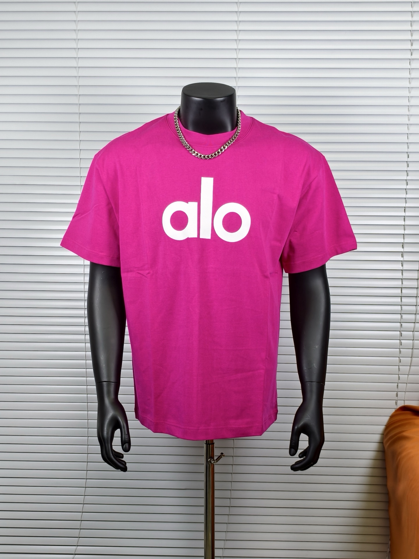 「顶级品质」 ALO 25年新款发泡印花纯色简约短袖T恤 男女同款搭配情侣装 ✅宽松挺括版型男女同款可搭配情侣 三标齐全该有的都有彰显排面 高品质第一次不买怪你不回头怪我 ✅索罗纳高密度螺纹领口不易变形避免上身领口尴尬 这是大牌都舍不得用的面料 因为什么?因为贵! 🤎💜♥️简单的款更要质量好 - 是我们的宗旨 ✅260G新疆长绒棉顶级纯棉 ⚠️⚠️这里承诺100%实重260G面料 支持鉴定.市场大把自称260 280的 实际上一摸比我家的薄的多 甚至手感没有我家好 文案吹牛逼没用 还得看品质. ✅面料缩水率控制在2% 出口级固色品质 真正做到了不易变形 缩水 不掉色 市场做什么巴黎世家 Lv的 都不敢承诺 一个做alo的我做到了 ️太多人转发这款不知道买谁的? 担心收到货质量不好? 老板大大拍胸脯保证在我这儿通通不存在 盲拿我家 绝无意外 ️ 颜色:玫红色