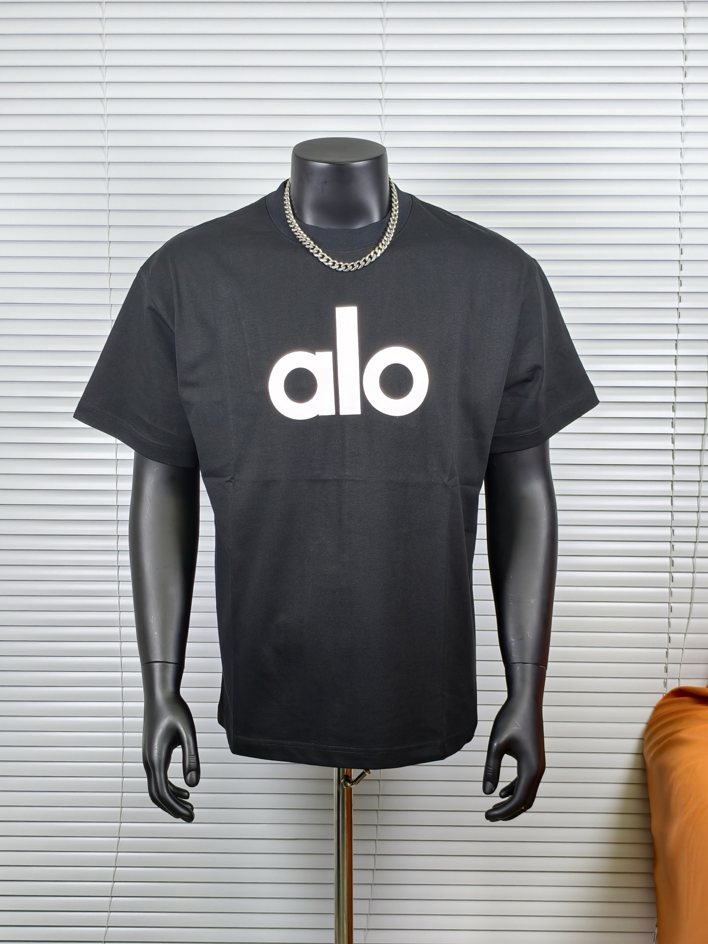 「顶级品质」 ALO 25年新款发泡印花纯色简约短袖T恤 男女同款搭配情侣装 ✅宽松挺括版型男女同款可搭配情侣 三标齐全该有的都有彰显排面 高品质第一次不买怪你不回头怪我 ✅索罗纳高密度螺纹领口不易变形避免上身领口尴尬 这是大牌都舍不得用的面料 因为什么?因为贵! 🤎💜♥️简单的款更要质量好 - 是我们的宗旨 ✅260G新疆长绒棉顶级纯棉 ⚠️⚠️这里承诺100%实重260G面料 支持鉴定.市场大把自称260 280的 实际上一摸比我家的薄的多 甚至手感没有我家好 文案吹牛逼没用 还得看品质. ✅面料缩水率控制在2% 出口级固色品质 真正做到了不易变形 缩水 不掉色 市场做什么巴黎世家 Lv的 都不敢承诺 一个做alo的我做到了 ️太多人转发这款不知道买谁的? 担心收到货质量不好? 老板大大拍胸脯保证在我这儿通通不存在 盲拿我家 绝无意外 ️ 颜色:黑白色