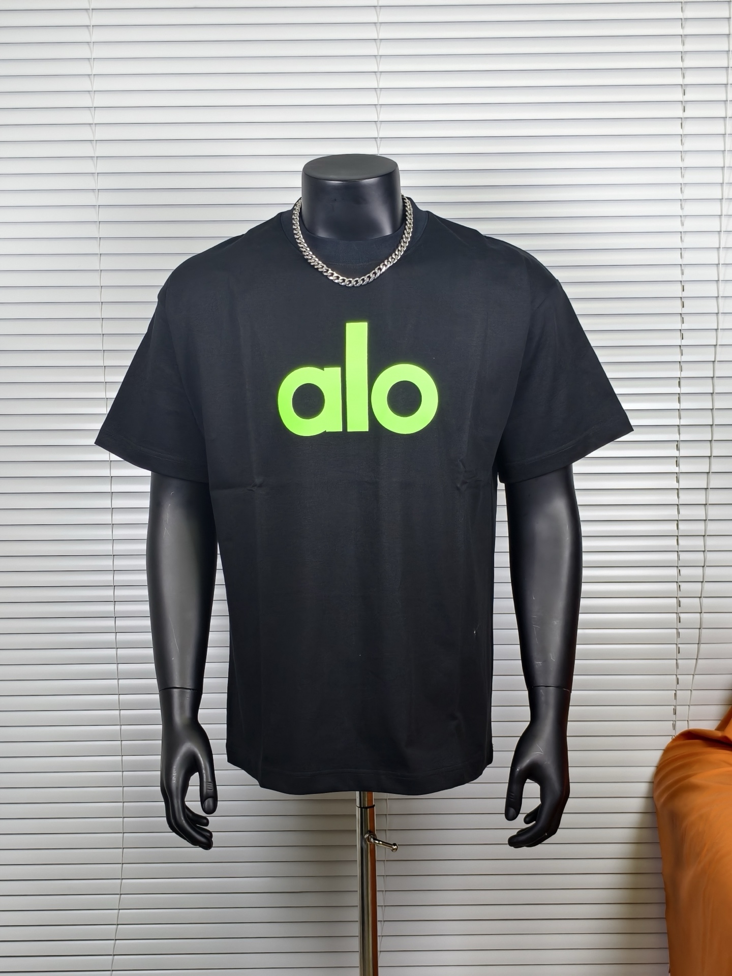 「顶级品质」 ALO 25年新款发泡印花纯色简约短袖T恤 男女同款搭配情侣装 ✅宽松挺括版型男女同款可搭配情侣 三标齐全该有的都有彰显排面 高品质第一次不买怪你不回头怪我 ✅索罗纳高密度螺纹领口不易变形避免上身领口尴尬 这是大牌都舍不得用的面料 因为什么?因为贵! 🤎💜♥️简单的款更要质量好 - 是我们的宗旨 ✅260G新疆长绒棉顶级纯棉 ⚠️⚠️这里承诺100%实重260G面料 支持鉴定.市场大把自称260 280的 实际上一摸比我家的薄的多 甚至手感没有我家好 文案吹牛逼没用 还得看品质. ✅面料缩水率控制在2% 出口级固色品质 真正做到了不易变形 缩水 不掉色 市场做什么巴黎世家 Lv的 都不敢承诺 一个做alo的我做到了 ️太多人转发这款不知道买谁的? 担心收到货质量不好? 老板大大拍胸脯保证在我这儿通通不存在 盲拿我家 绝无意外 ️ 颜色:黑绿色