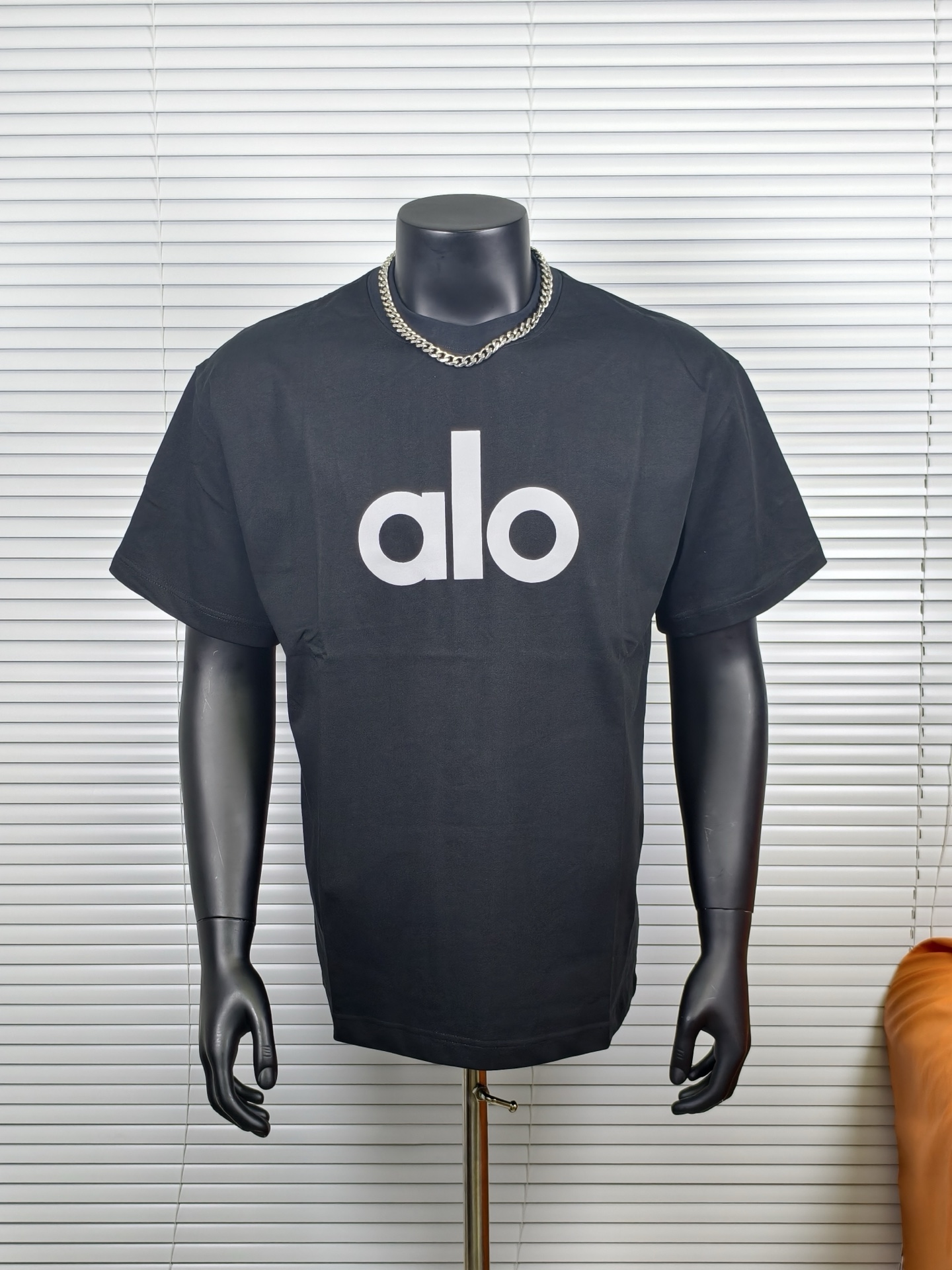 「顶级品质」 ALO 25年新款发泡印花纯色简约短袖T恤 男女同款搭配情侣装 ✅宽松挺括版型男女同款可搭配情侣 三标齐全该有的都有彰显排面 高品质第一次不买怪你不回头怪我 ✅索罗纳高密度螺纹领口不易变形避免上身领口尴尬 这是大牌都舍不得用的面料 因为什么?因为贵! 🤎💜♥️简单的款更要质量好 - 是我们的宗旨 ✅260G新疆长绒棉顶级纯棉 ⚠️⚠️这里承诺100%实重260G面料 支持鉴定.市场大把自称260 280的 实际上一摸比我家的薄的多 甚至手感没有我家好 文案吹牛逼没用 还得看品质. ✅面料缩水率控制在2% 出口级固色品质 真正做到了不易变形 缩水 不掉色 市场做什么巴黎世家 Lv的 都不敢承诺 一个做alo的我做到了 ️太多人转发这款不知道买谁的? 担心收到货质量不好? 老板大大拍胸脯保证在我这儿通通不存在 盲拿我家 绝无意外 ️ 颜色:黑灰色