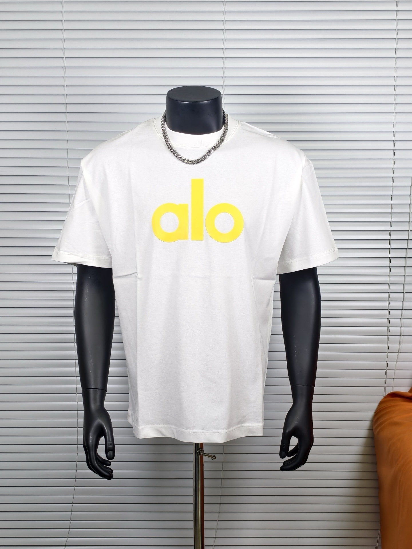 「顶级品质」 ALO 25年新款发泡印花纯色简约短袖T恤 男女同款搭配情侣装 ✅宽松挺括版型男女同款可搭配情侣 三标齐全该有的都有彰显排面 高品质第一次不买怪你不回头怪我 ✅索罗纳高密度螺纹领口不易变形避免上身领口尴尬 这是大牌都舍不得用的面料 因为什么?因为贵! 🤎💜♥️简单的款更要质量好 - 是我们的宗旨 ✅260G新疆长绒棉顶级纯棉 ⚠️⚠️这里承诺100%实重260G面料 支持鉴定.市场大把自称260 280的 实际上一摸比我家的薄的多 甚至手感没有我家好 文案吹牛逼没用 还得看品质. ✅面料缩水率控制在2% 出口级固色品质 真正做到了不易变形 缩水 不掉色 市场做什么巴黎世家 Lv的 都不敢承诺 一个做alo的我做到了 ️太多人转发这款不知道买谁的? 担心收到货质量不好? 老板大大拍胸脯保证在我这儿通通不存在 盲拿我家 绝无意外 ️ 颜色:白黄色