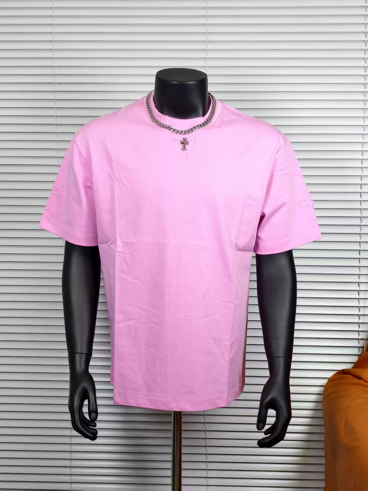 💰90
Chrome Hearts/克罗心镂空十字架刺绣情侣短袖
面料采用280克重精梳棉，定制32支1*1螺纹，成衣两遍水洗处理，面料舒适亲肤无异感，定制定染面料，纺织密度高，垂感佳，不易变形，厚织感加上紧密纺纱工艺，不会影响面料的透气性，成色的饱和度很高，进口数码直喷印花工艺，百搭好看的一款短袖，宽松版型遮肉显瘦不挑人
颜色：粉色
Size:S-XXL
2328