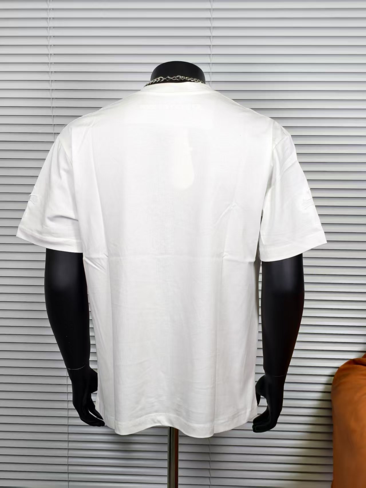 💰90
Chrome Hearts/克罗心镂空十字架刺绣情侣短袖
面料采用280克重精梳棉，定制32支1*1螺纹，成衣两遍水洗处理，面料舒适亲肤无异感，定制定染面料，纺织密度高，垂感佳，不易变形，厚织感加上紧密纺纱工艺，不会影响面料的透气性，成色的饱和度很高，进口数码直喷印花工艺，百搭好看的一款短袖，宽松版型遮肉显瘦不挑人
颜色：白色
Size:S-XXL
2328