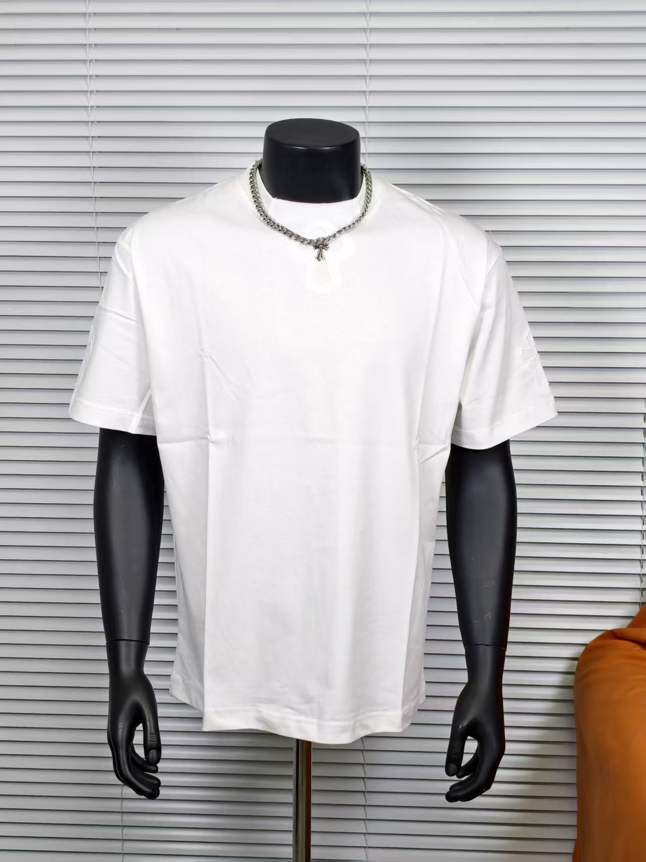 💰90
Chrome Hearts/克罗心镂空十字架刺绣情侣短袖
面料采用280克重精梳棉，定制32支1*1螺纹，成衣两遍水洗处理，面料舒适亲肤无异感，定制定染面料，纺织密度高，垂感佳，不易变形，厚织感加上紧密纺纱工艺，不会影响面料的透气性，成色的饱和度很高，进口数码直喷印花工艺，百搭好看的一款短袖，宽松版型遮肉显瘦不挑人
颜色：白色
Size:S-XXL
2328