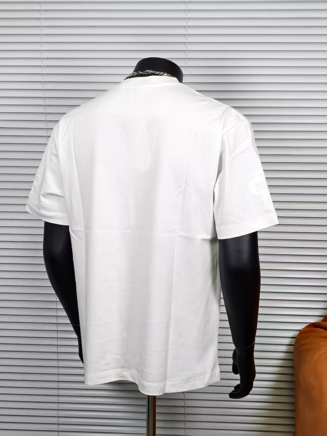 💰90
Chrome Hearts/克罗心镂空十字架刺绣情侣短袖
面料采用280克重精梳棉，定制32支1*1螺纹，成衣两遍水洗处理，面料舒适亲肤无异感，定制定染面料，纺织密度高，垂感佳，不易变形，厚织感加上紧密纺纱工艺，不会影响面料的透气性，成色的饱和度很高，进口数码直喷印花工艺，百搭好看的一款短袖，宽松版型遮肉显瘦不挑人
颜色：白色
Size:S-XXL
2328