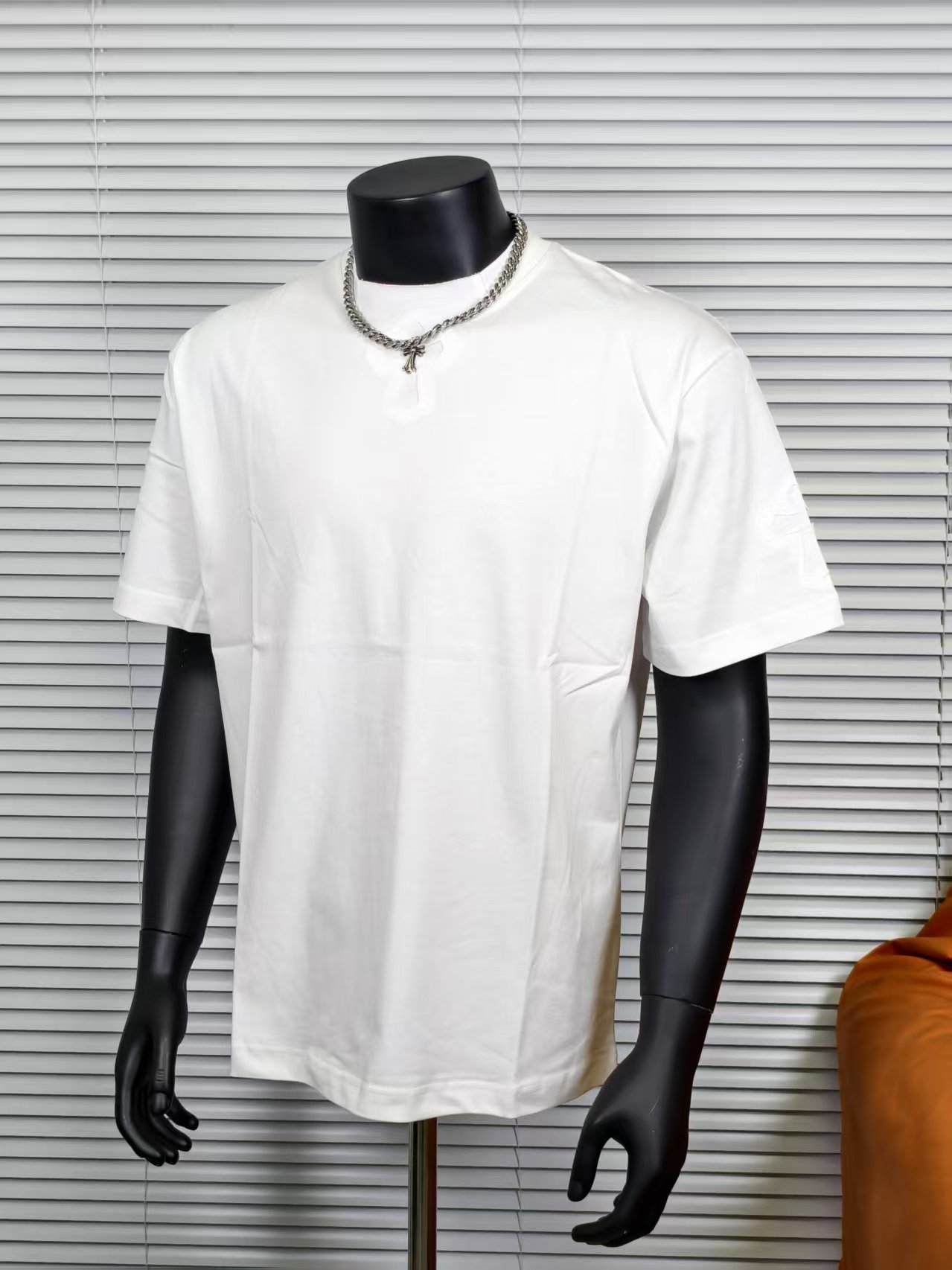 💰90
Chrome Hearts/克罗心镂空十字架刺绣情侣短袖
面料采用280克重精梳棉，定制32支1*1螺纹，成衣两遍水洗处理，面料舒适亲肤无异感，定制定染面料，纺织密度高，垂感佳，不易变形，厚织感加上紧密纺纱工艺，不会影响面料的透气性，成色的饱和度很高，进口数码直喷印花工艺，百搭好看的一款短袖，宽松版型遮肉显瘦不挑人
颜色：白色
Size:S-XXL
2328