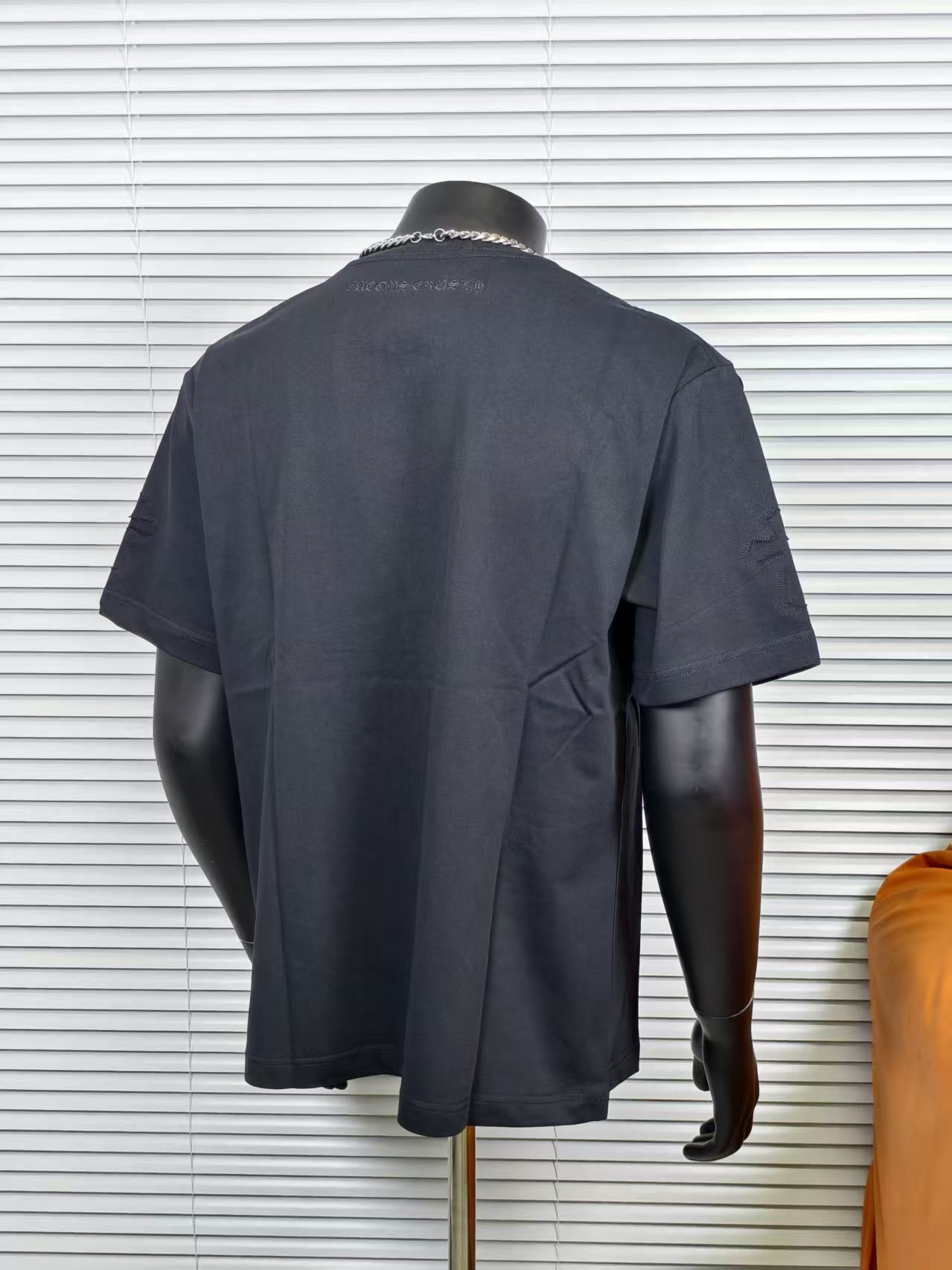 💰90
Chrome Hearts/克罗心镂空十字架刺绣情侣短袖
面料采用280克重精梳棉，定制32支1*1螺纹，成衣两遍水洗处理，面料舒适亲肤无异感，定制定染面料，纺织密度高，垂感佳，不易变形，厚织感加上紧密纺纱工艺，不会影响面料的透气性，成色的饱和度很高，进口数码直喷印花工艺，百搭好看的一款短袖，宽松版型遮肉显瘦不挑人
颜色：黑色
Size:S-XXL
2328