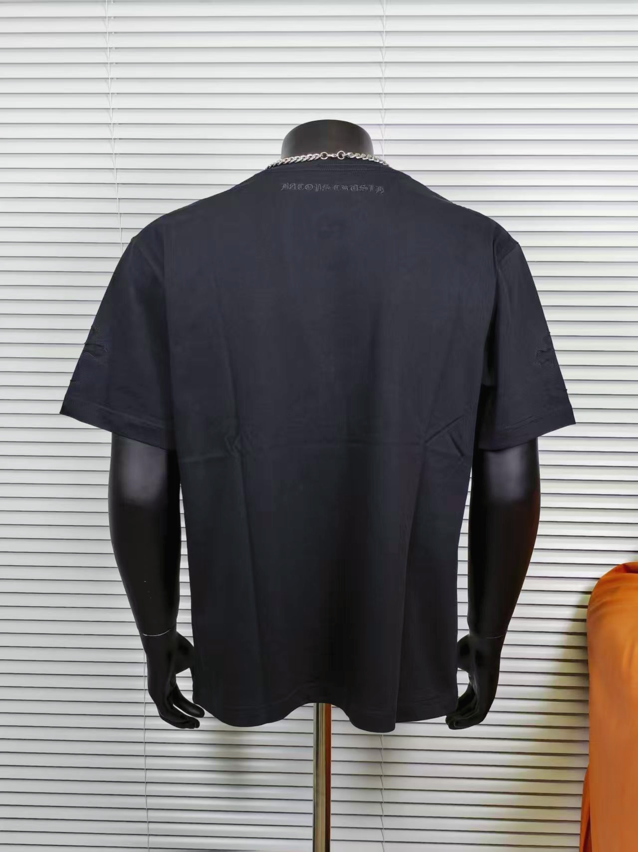 💰90
Chrome Hearts/克罗心镂空十字架刺绣情侣短袖
面料采用280克重精梳棉，定制32支1*1螺纹，成衣两遍水洗处理，面料舒适亲肤无异感，定制定染面料，纺织密度高，垂感佳，不易变形，厚织感加上紧密纺纱工艺，不会影响面料的透气性，成色的饱和度很高，进口数码直喷印花工艺，百搭好看的一款短袖，宽松版型遮肉显瘦不挑人
颜色：黑色
Size:S-XXL
2328