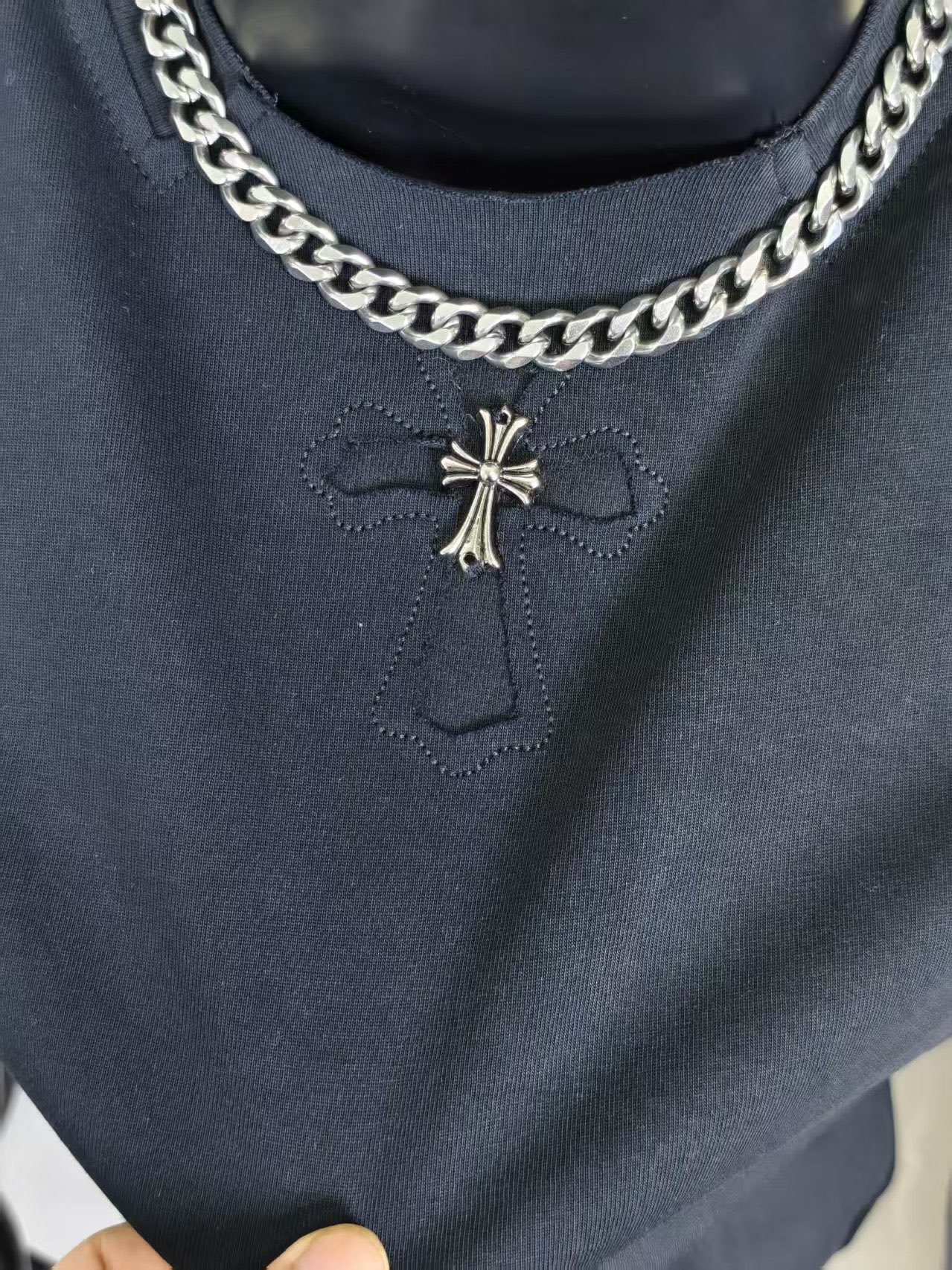 💰90
Chrome Hearts/克罗心镂空十字架刺绣情侣短袖
面料采用280克重精梳棉，定制32支1*1螺纹，成衣两遍水洗处理，面料舒适亲肤无异感，定制定染面料，纺织密度高，垂感佳，不易变形，厚织感加上紧密纺纱工艺，不会影响面料的透气性，成色的饱和度很高，进口数码直喷印花工艺，百搭好看的一款短袖，宽松版型遮肉显瘦不挑人
颜色：黑色
Size:S-XXL
2328