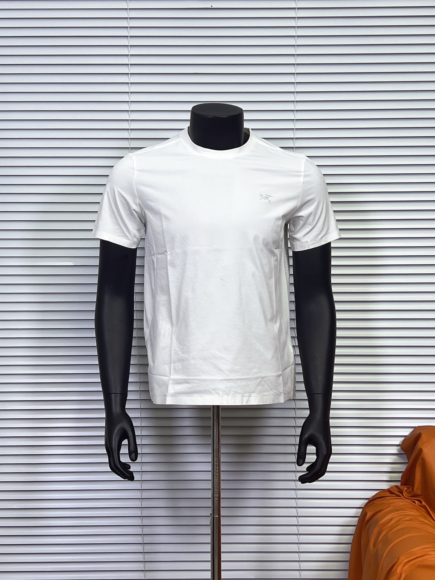 Arcteryx Bird cotton 始祖鸟短袖经典LOGO圆领针织T恤. 面料成分特点:采用纯棉科技感凉感面料,具有冷感、超弹、快干、抑菌和抗紫外线等优点,轻薄又肉感十足挺括有型,经过棉感处理,手感舒柔细软仿佛棉质,抗皱易洗,吸湿排汗,清爽透气,运动出汗后,贴肌肤凉而不冰,享受舒适体感~ 合身版型,优化身材比例,上身干净利落 精致小U领,凸显脖颈修长,领深适度防走光,展现迷人锁骨~ 插肩袖设计,自然遮住肩部与上臂的肉肉,显瘦力max 袖身拼接处采用四针六线麻丝工艺,稳固衣型,久洗不变形,腋下走线加宽,为活动增添余量. 领口、袖口和下摆都采用双针锁边,平顺整齐,耐用不易脱线! 柔和的低饱和度色系,满足不同风格的时髦精,轻松打造出夏日活力减龄感~ 颜色:白色 黑色 浅蓝 粉色