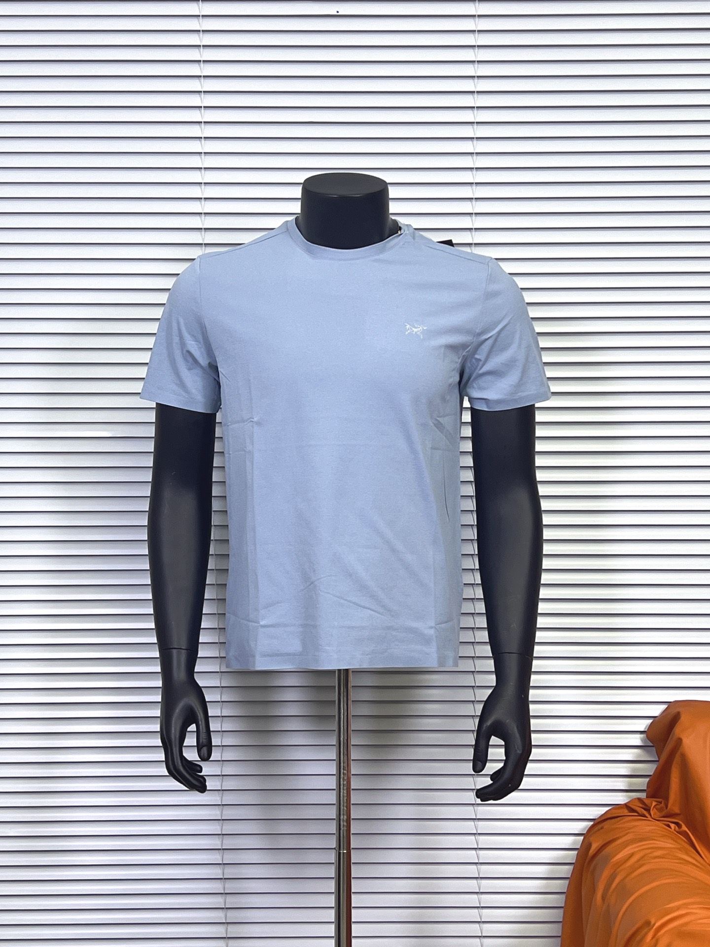 Arcteryx Bird cotton 始祖鸟短袖经典LOGO圆领针织T恤. 面料成分特点:采用纯棉科技感凉感面料,具有冷感、超弹、快干、抑菌和抗紫外线等优点,轻薄又肉感十足挺括有型,经过棉感处理,手感舒柔细软仿佛棉质,抗皱易洗,吸湿排汗,清爽透气,运动出汗后,贴肌肤凉而不冰,享受舒适体感~ 合身版型,优化身材比例,上身干净利落 精致小U领,凸显脖颈修长,领深适度防走光,展现迷人锁骨~ 插肩袖设计,自然遮住肩部与上臂的肉肉,显瘦力max 袖身拼接处采用四针六线麻丝工艺,稳固衣型,久洗不变形,腋下走线加宽,为活动增添余量. 领口、袖口和下摆都采用双针锁边,平顺整齐,耐用不易脱线! 柔和的低饱和度色系,满足不同风格的时髦精,轻松打造出夏日活力减龄感~ 颜色:白色 黑色 浅蓝 粉色