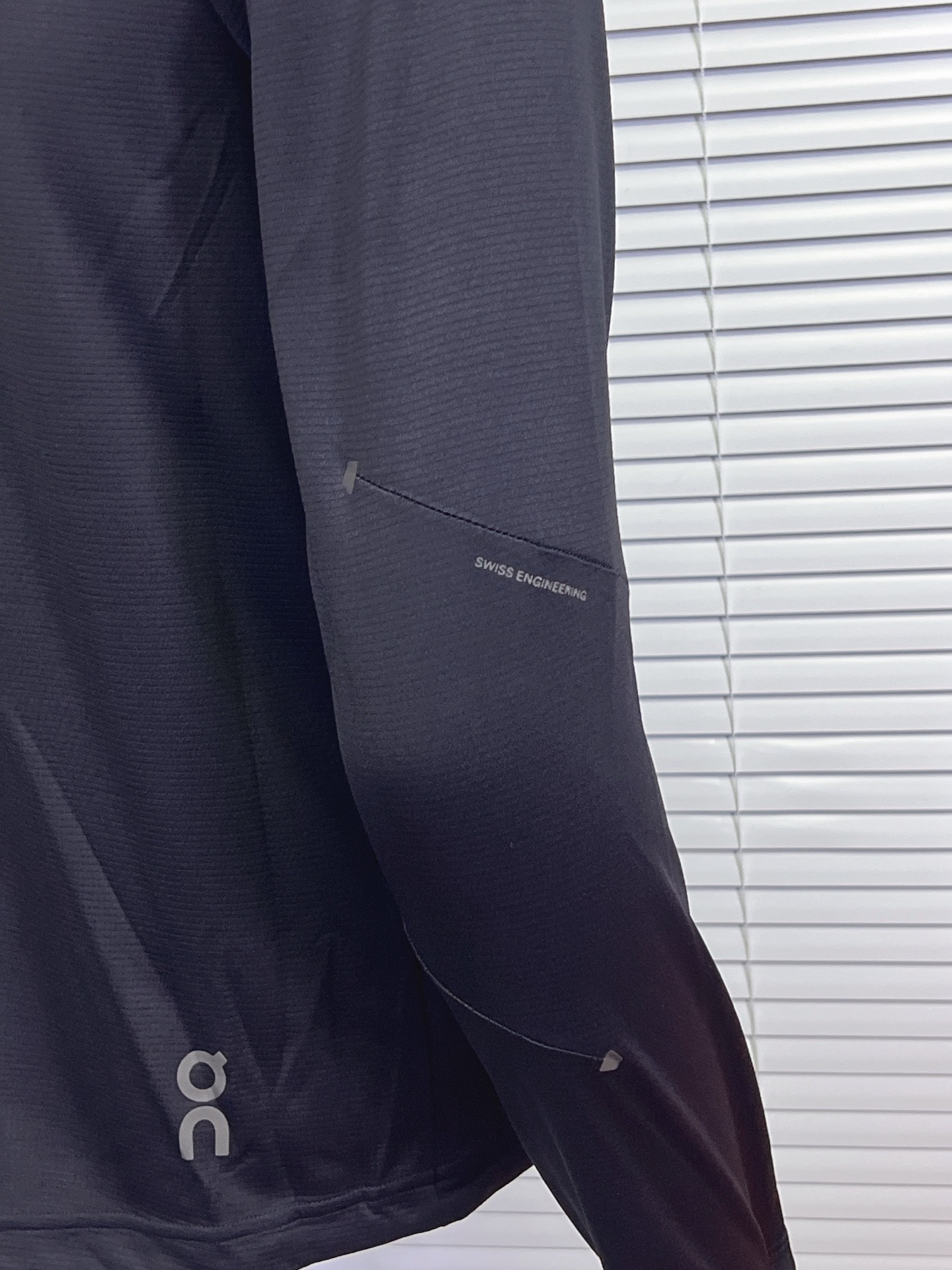 On昂跑2025夏季轻量连帽速干防晒衣外套舒适男女同款户外跑步训练透气夹克防晒衣皮肤衣外套-Chinese UA Cheap High Quatity Brand Clothes Bags handbags Sneakers wholesale wholesaler seller from China Factory suppliers Fashion Clothing Shoes best Quality Beautiful Price On昂跑2025夏季轻量连帽速干防晒衣外套舒适男女同款户外跑步训练透气夹克防晒衣皮肤衣外套