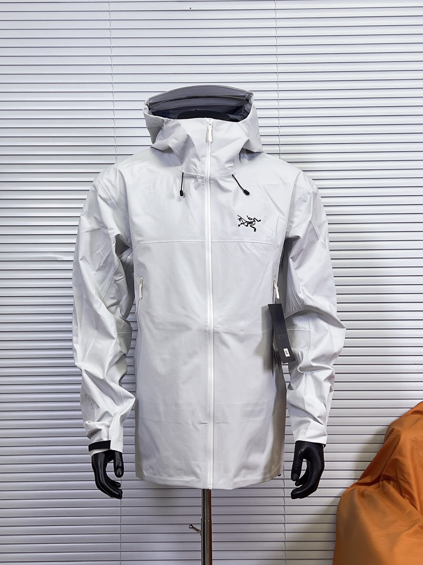 工厂 【2025顶级新版本 8色】 始祖鸟ARC‘TERYX BETA SL GORE-TEX 男女情侣款硬壳冲锋衣 机能风拉链夹克 Beta SL夹克设计简洁而通用,可提供高山环境所需的性能.采用bluesign@认证的采用带经编背衬N40P 3LGORE-TEX面料,轻薄而耐磨,防风、防水且透气,适合多种活动穿着. 防水指数10000 透气指数10000 全套辅料定制,头盔兼容StormHoodTM兜帽防护良好且不影响视线,插手口袋设有WaterTightTM拉链,便于取放物品,腋下拉链便于快速通风,拼接设计使活动自如. BRTA SL夹克同是Arc’teryx的明星产品,一直在高山恶劣环境中表现突出,现在功能更强大,重量更轻! -BETA:多用途服装适用于多种活动和环境.轻量 高性能的简约设计,轻量而耐磨. -GORE-TEX:防水、防风、透气面料可提供多面防护. -传统风琴交叉反向进入高山口袋设置在高位,VISLON中央正面拉链,可调节Velcro袖口魔术贴标签,兼容Zip-in,在胸前采用百达灵机器绣上了ARC TERYX徽标,绝对一比一! 颜色:黑色 空间灰 层云蓝 行星紫 红杉色 伊田绿 晨曦粉 象牙白