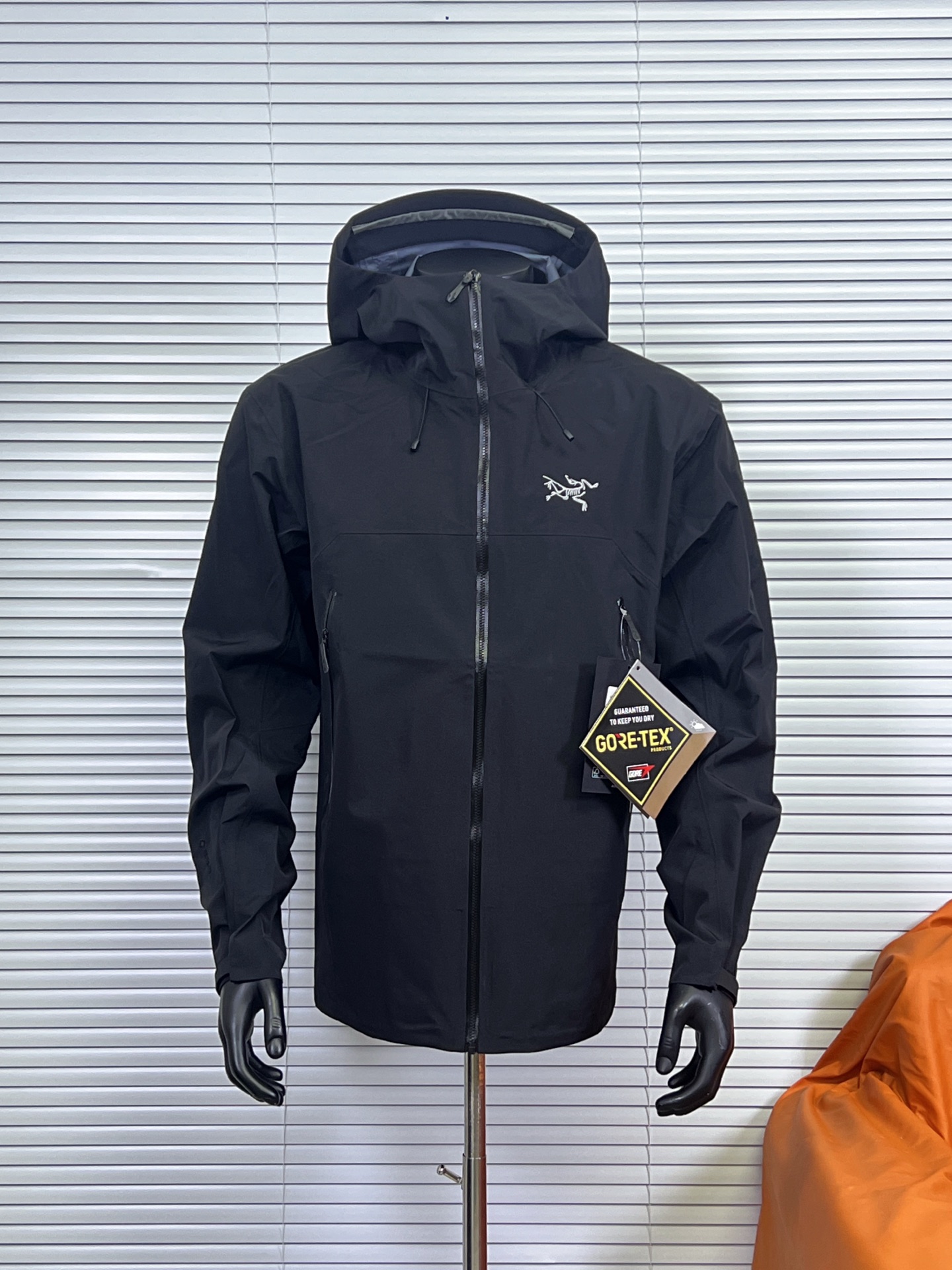 工厂 【2025顶级新版本 8色】 始祖鸟ARC‘TERYX BETA SL GORE-TEX 男女情侣款硬壳冲锋衣 机能风拉链夹克 Beta SL夹克设计简洁而通用,可提供高山环境所需的性能.采用bluesign@认证的采用带经编背衬N40P 3LGORE-TEX面料,轻薄而耐磨,防风、防水且透气,适合多种活动穿着. 防水指数10000 透气指数10000 全套辅料定制,头盔兼容StormHoodTM兜帽防护良好且不影响视线,插手口袋设有WaterTightTM拉链,便于取放物品,腋下拉链便于快速通风,拼接设计使活动自如. BRTA SL夹克同是Arc’teryx的明星产品,一直在高山恶劣环境中表现突出,现在功能更强大,重量更轻! -BETA:多用途服装适用于多种活动和环境.轻量 高性能的简约设计,轻量而耐磨. -GORE-TEX:防水、防风、透气面料可提供多面防护. -传统风琴交叉反向进入高山口袋设置在高位,VISLON中央正面拉链,可调节Velcro袖口魔术贴标签,兼容Zip-in,在胸前采用百达灵机器绣上了ARC TERYX徽标,绝对一比一! 颜色:黑色 空间灰 层云蓝 行星紫 红杉色 伊田绿 晨曦粉 象牙白